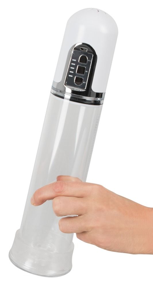 Transparente Penispumpe mit weißem Kopf und digitaler Anzeige. Eine Hand berührt das Gerät.