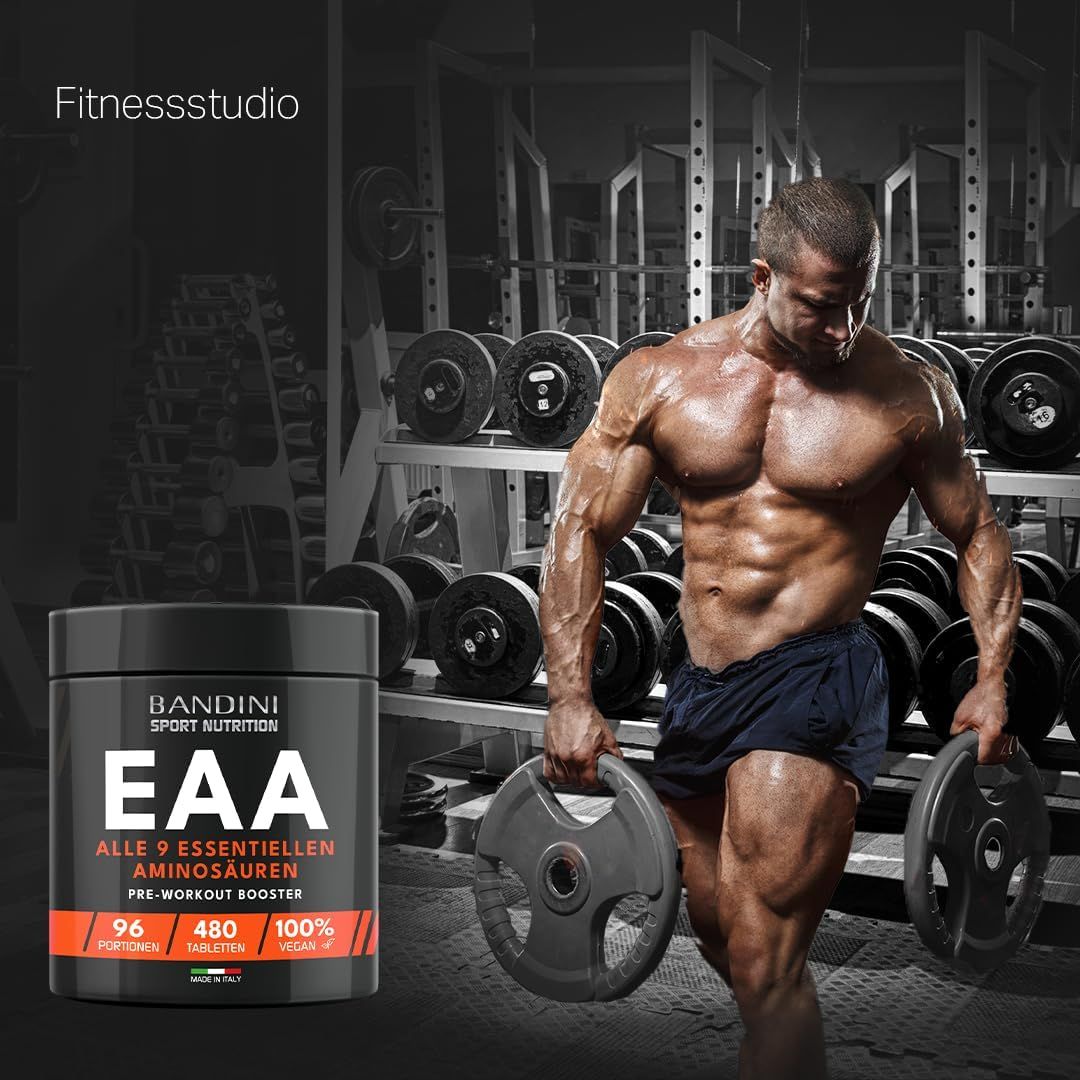Bandini EAA Aminosäuren Komplex Tabletten-Dose. Schwarze Dose mit orangefarbenem Etikett. Mann im Fitnessstudio mit Gewichten.