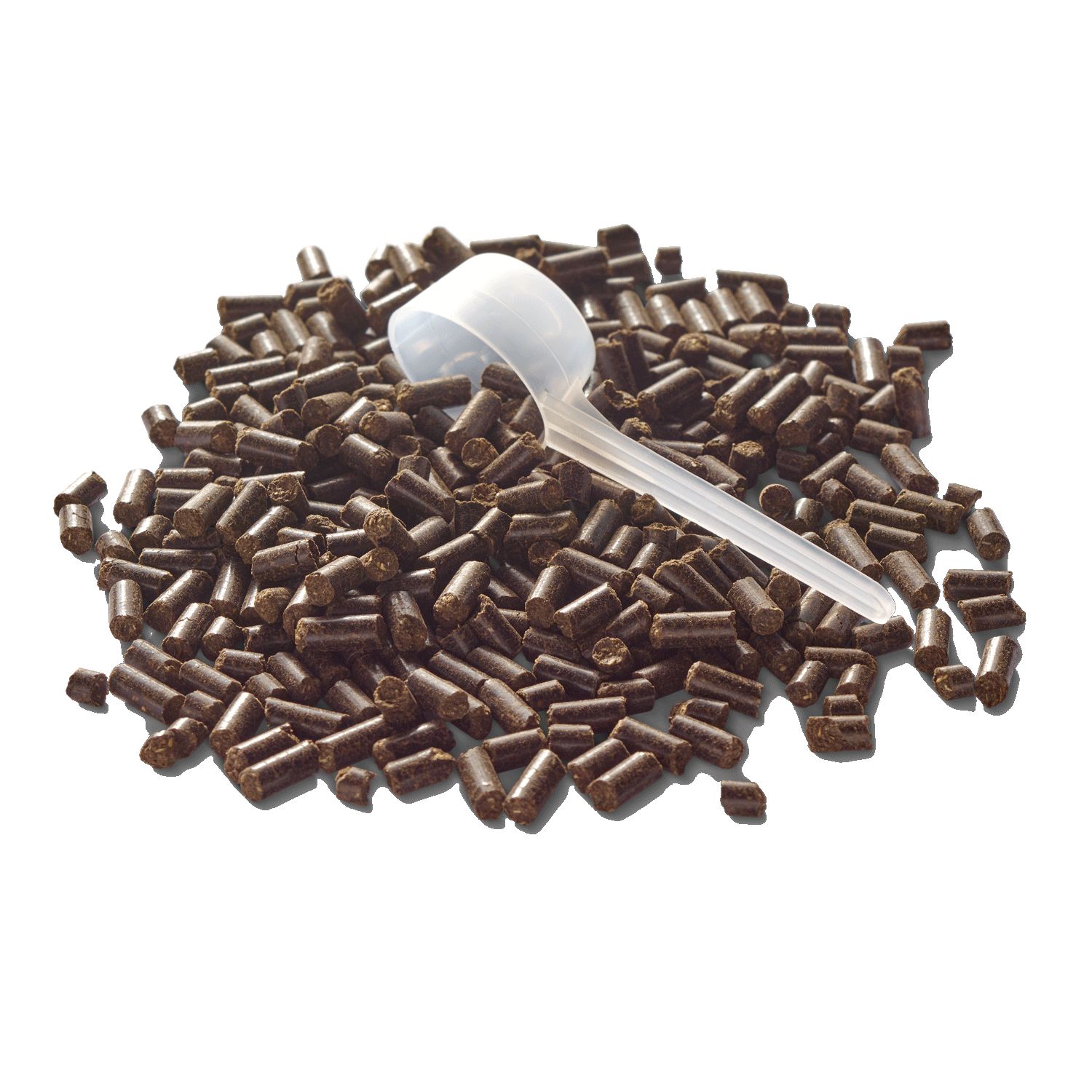 Haufen brauner Pellets mit einem weißen Messlöffel. Die Pellets sind zylindrisch und klein. Der Löffel liegt auf den Pellets.