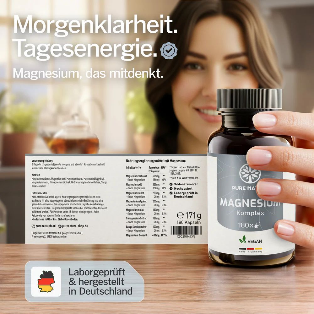 Frau hält Flasche Pure Nature Magnesium Komplex. Text: Laborgeprüft & hergestellt in Deutschland. Etikett mit Nährwertangaben.