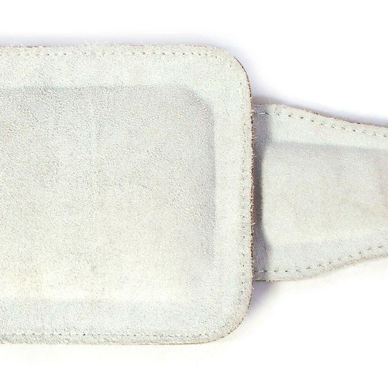 Nahaufnahme der Innenseite eines weißen Leder Dip Klimmzug Gürtels. Weiße Nähte.