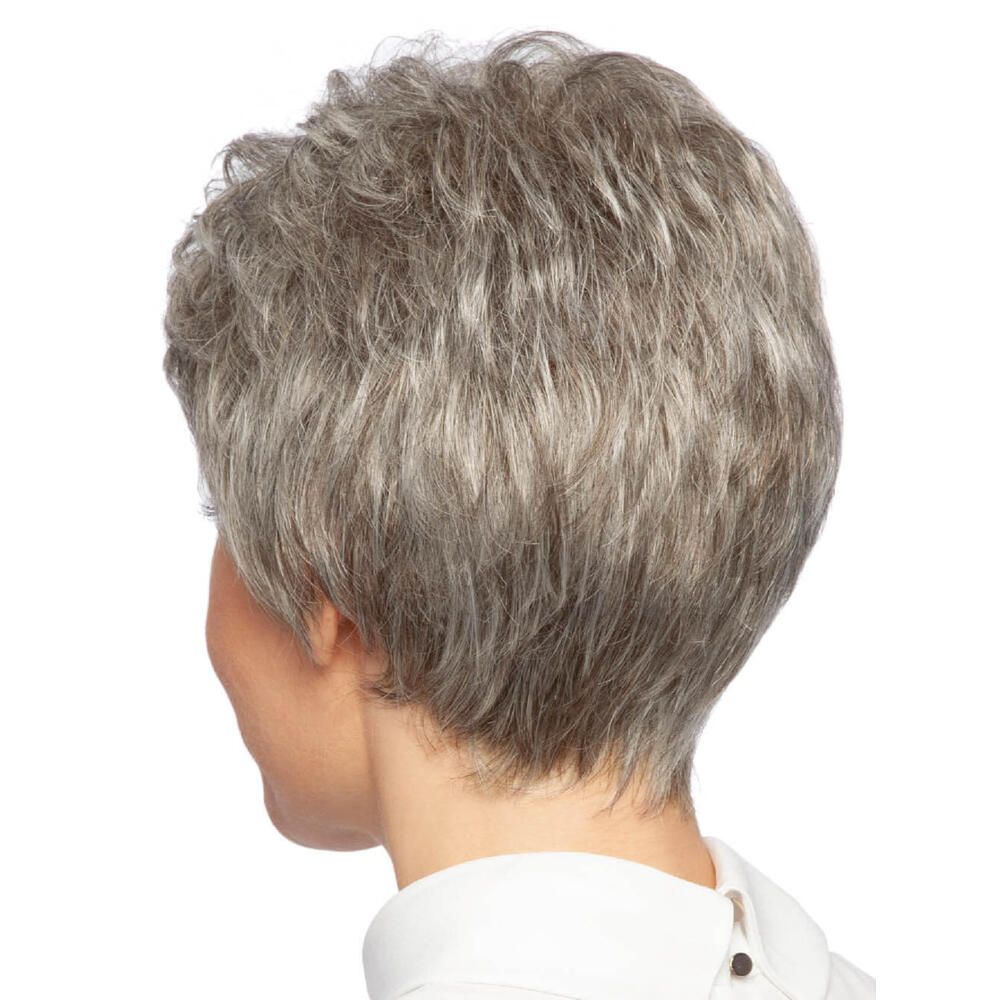 Graue Perücke, kurze Frisur, Rückansicht einer Frau. Helle Haut, weißes Oberteil.