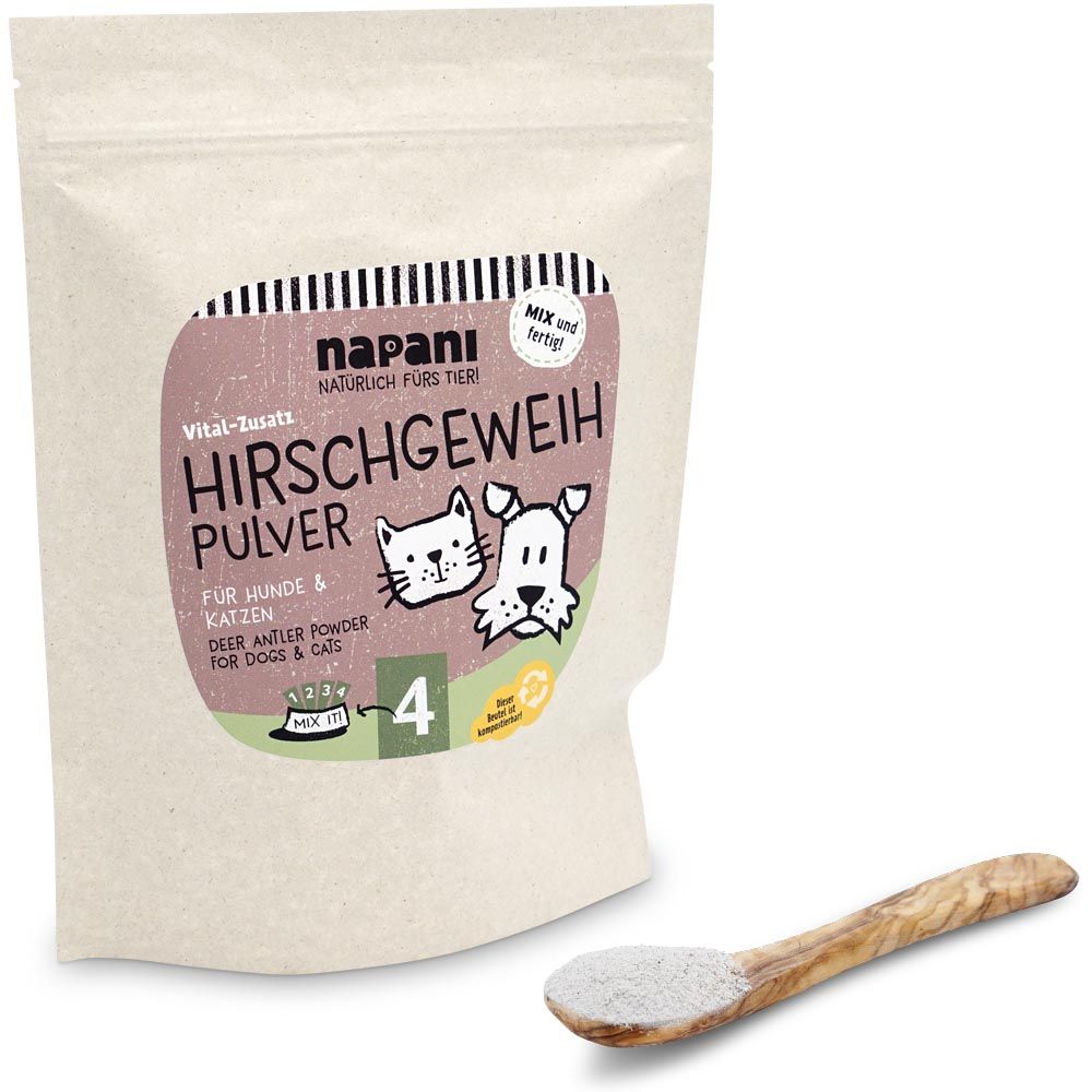 Beutel mit Hirschgeweihpulver für Hunde und Katzen. Aufdruck: napani, Hirschgeweih Pulver, Vital-Zusatz. Daneben ein Holzlöffel mit Pulver.