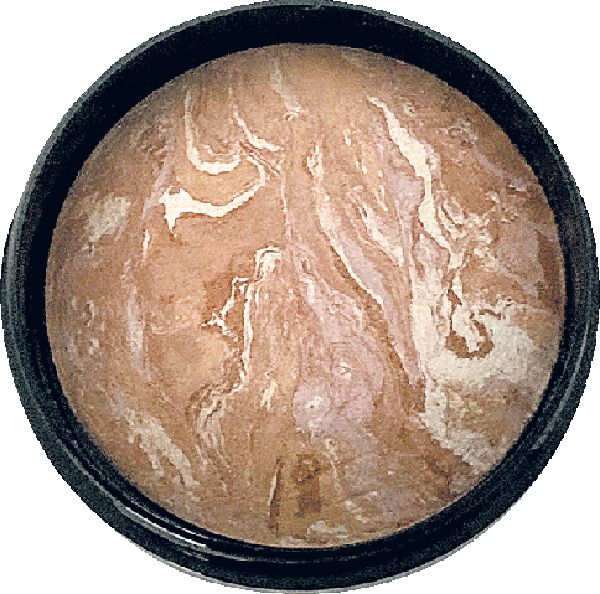 Runde Kosmetikdose mit bronzefarbenem Puder. Das Puder hat eine marmorierte Textur mit helleren Streifen.