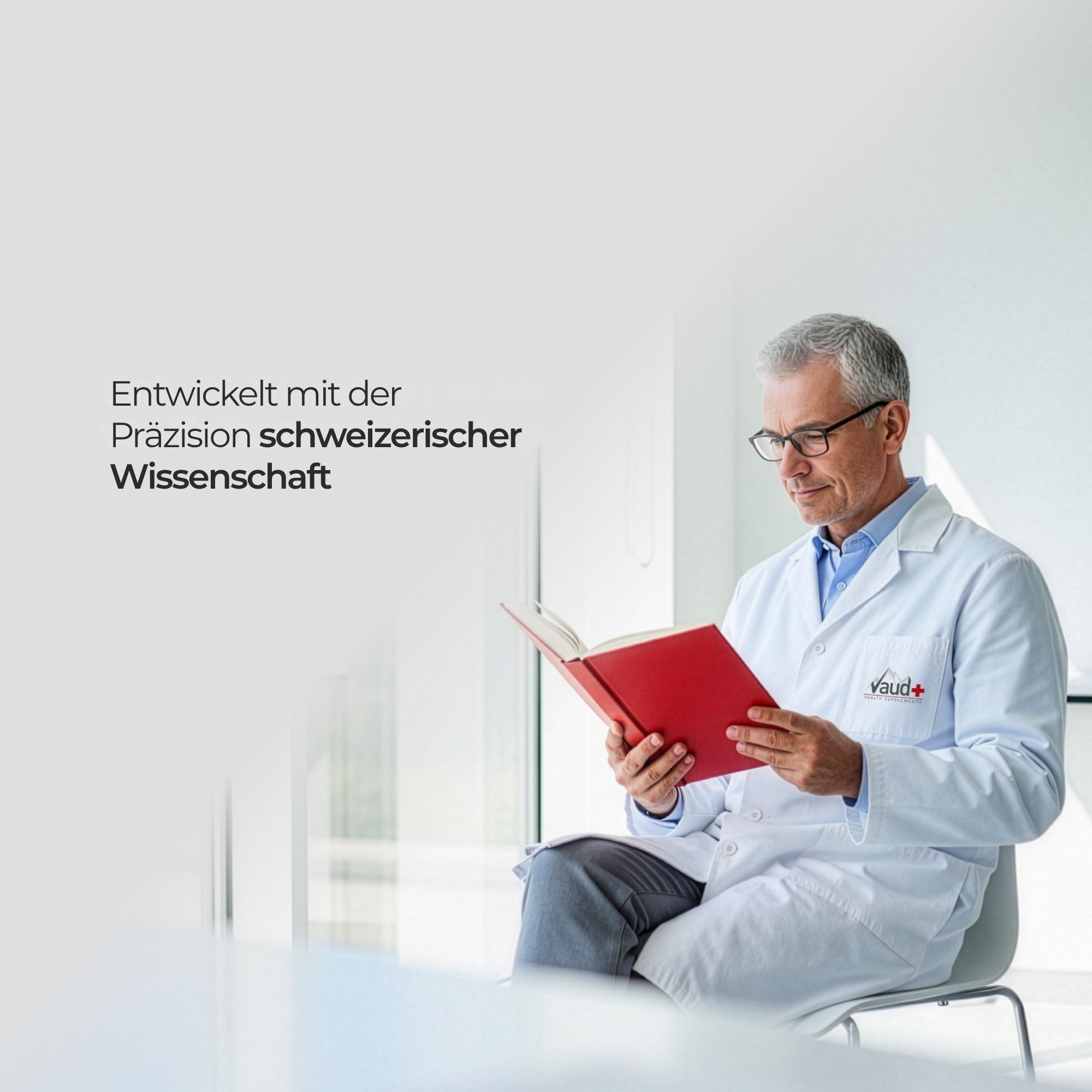 Mann im weißen Kittel liest ein rotes Buch. Text: Entwickelt mit der Präzision schweizerischer Wissenschaft.