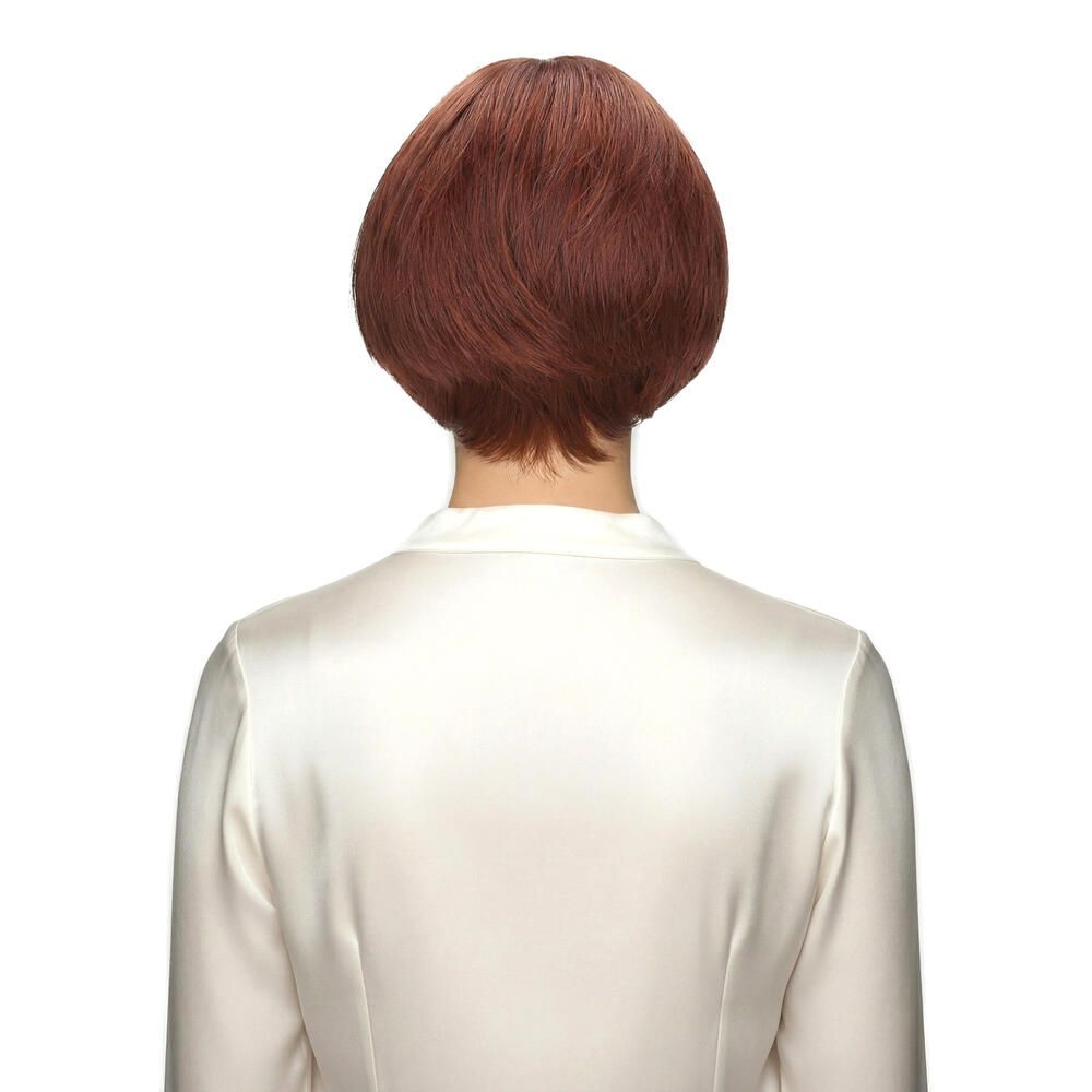 Rotbraune Kurzhaarperücke. Rückansicht einer Frau mit weißem Hemd.