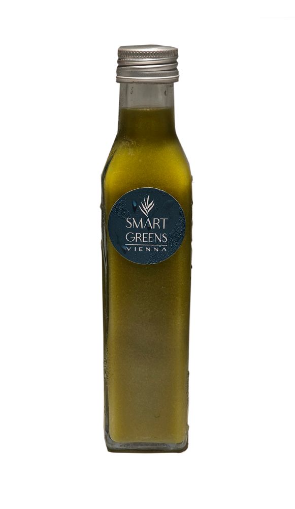 Glasflasche mit grünem Inhalt und blauem Etikett. Aufschrift: SMART GREENS VIENNA.