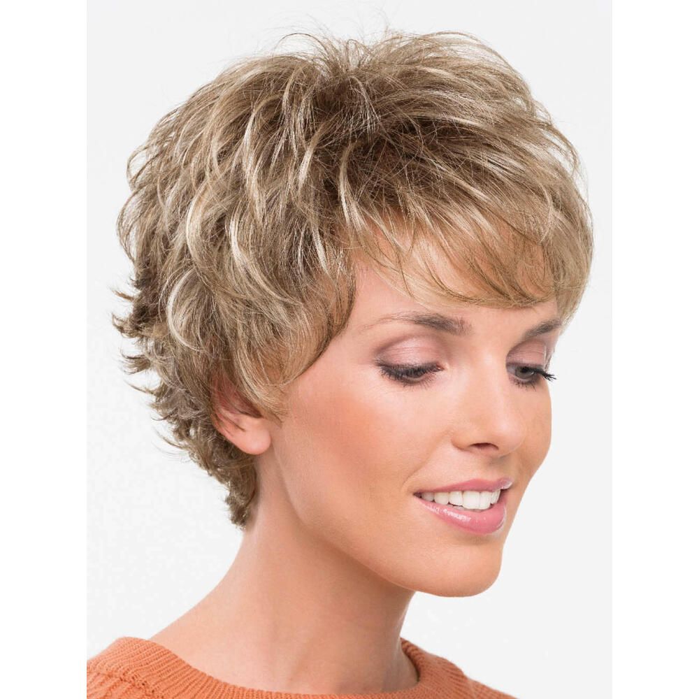 Kurzhaarperücke mit gewelltem Haar in Blond- und Brauntönen. Nahaufnahme einer Frau.