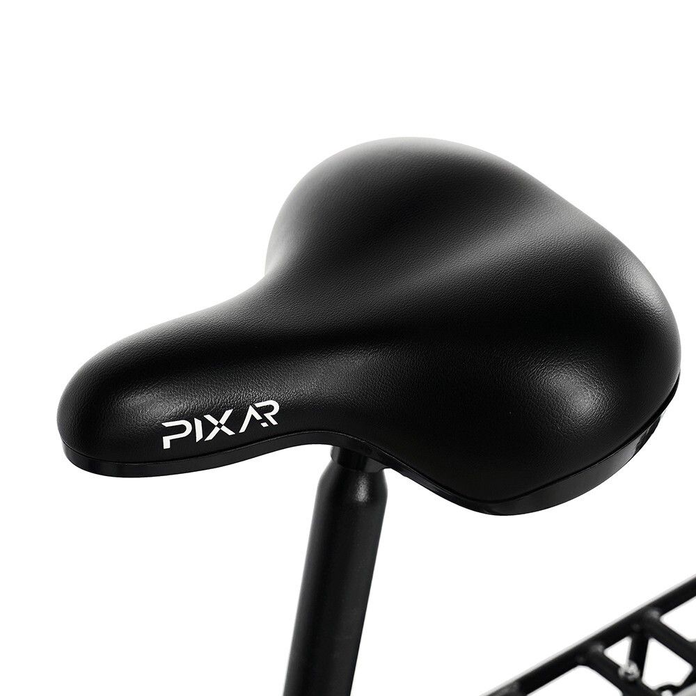 Schwarzer Fahrradsattel mit PIXAR-Logo. Sattelstütze und Gepäckträger sichtbar. Ergonomische Form.