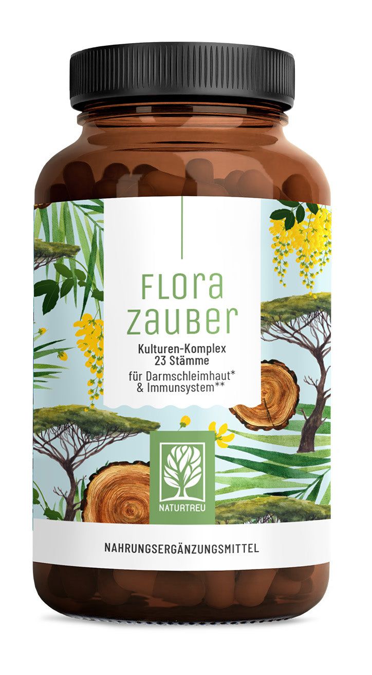 Braune Flasche mit schwarzem Deckel. Weißes Etikett mit Schriftzug „Flora zauber“ und Logo. Hintergrund mit Bäumen und Blumen.
