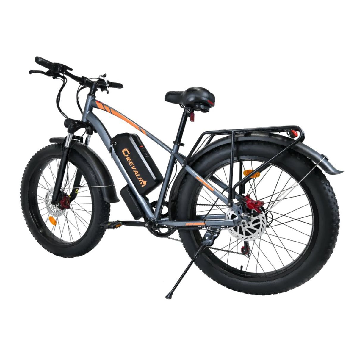 Graues Elektro-Fatbike mit schwarzen Reifen. Orangefarbene Akzentstreifen. Schwarzer Gepäckträger und Schutzbleche. Scheibenbremsen.