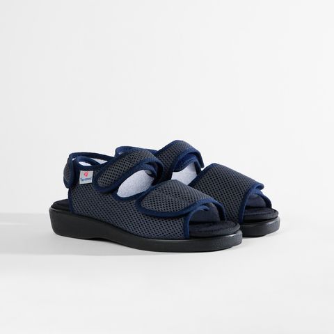 Dunkelblaue Sandalen mit Klettverschluss und atmungsaktivem Mesh-Obermaterial.