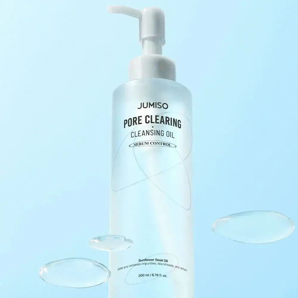 Klarflasche mit Pumpe. Aufschrift: JUMISO PORE CLEARING CLEANSING OIL. Serum Control. Wassertropfen.