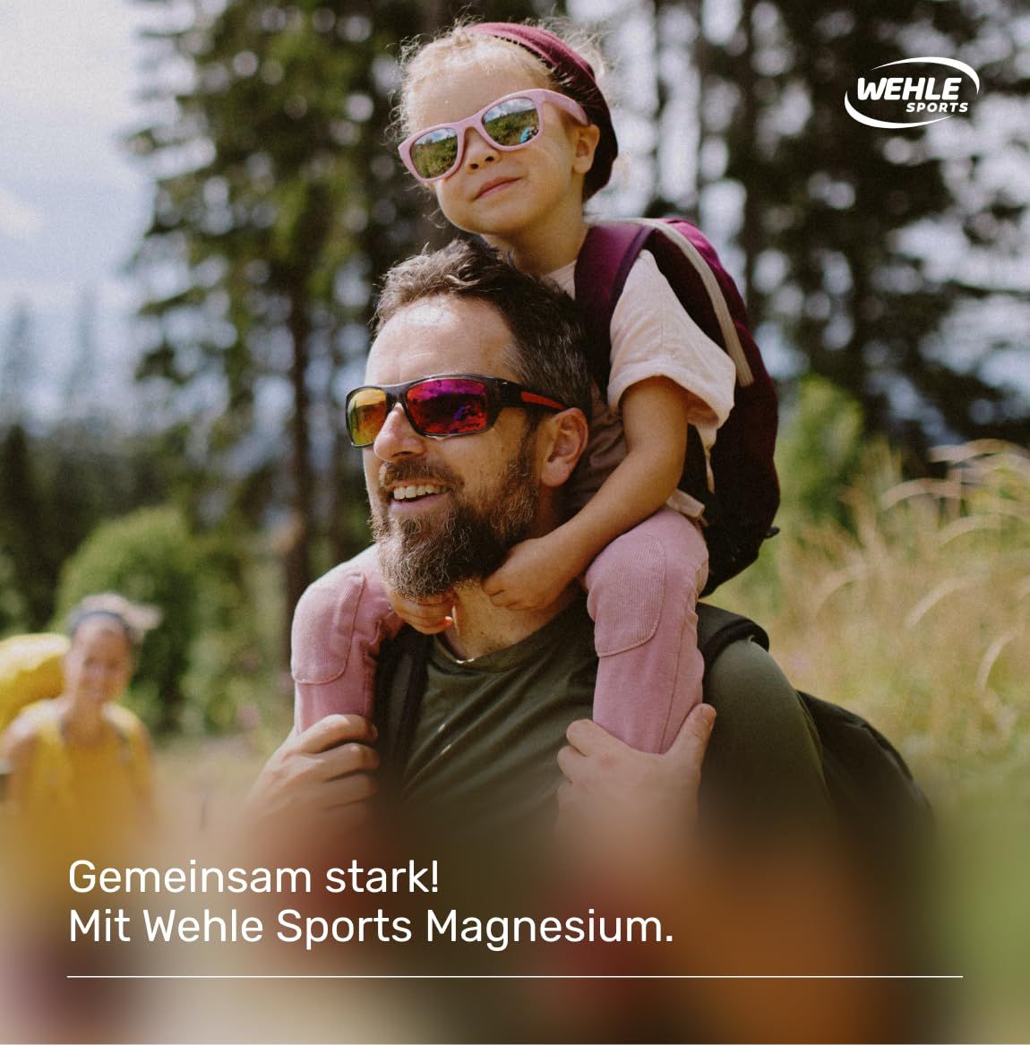 Vater trägt Kind auf Schultern, Natur. Wehle Sports Magnesium.