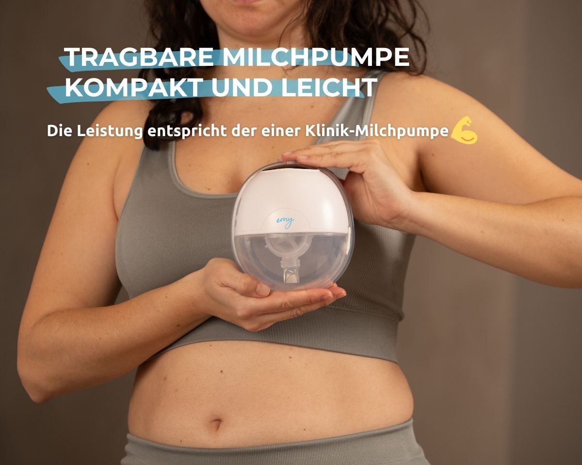 Frau hält Emy Pump. Tragbare Milchpumpe, kompakt und leicht. Text: Die Leistung entspricht der einer Klinik-Milchpumpe.