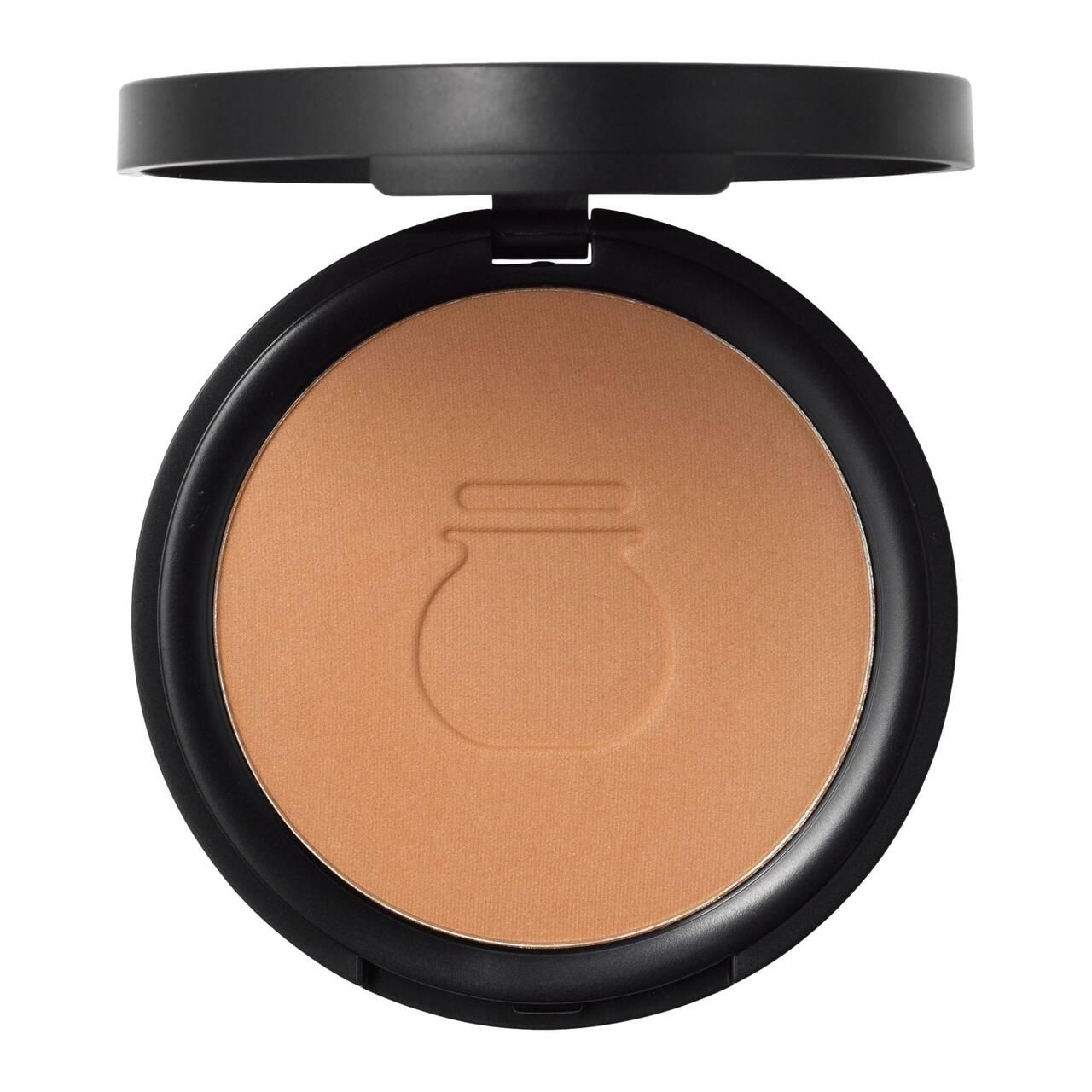 Runder, offener Kompaktpuder in Schwarz mit hellbraunem Puder. Auf dem Puder ist ein geprägtes Design zu sehen.