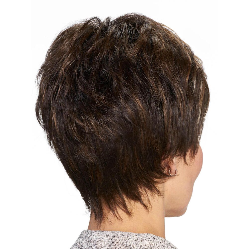 Kurzhaarperücke mit braunen Strähnen. Frau von hinten. Graues Oberteil. Ohrringe.