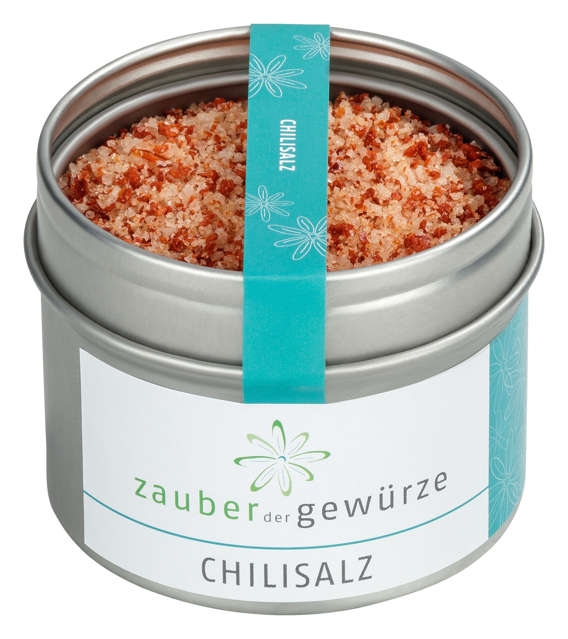 Runde Dose mit Chilisalz. Aufkleber mit Schriftzug "Zauber der Gewürze Chilisalz". Türkisfarbenes Band mit "Chilisalz".