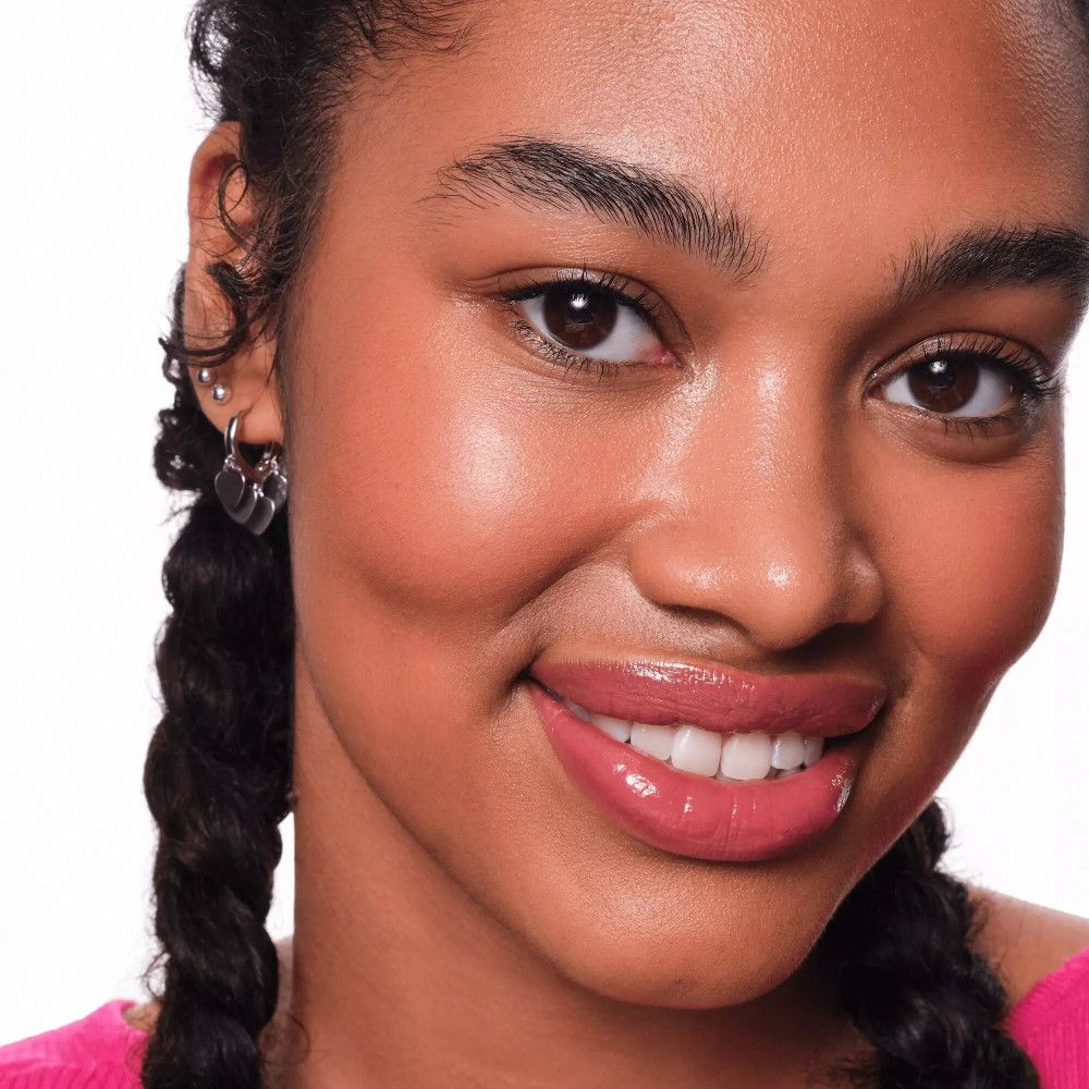 Porträt einer Frau mit rosa Lippenstift. Glänzende Lippen.