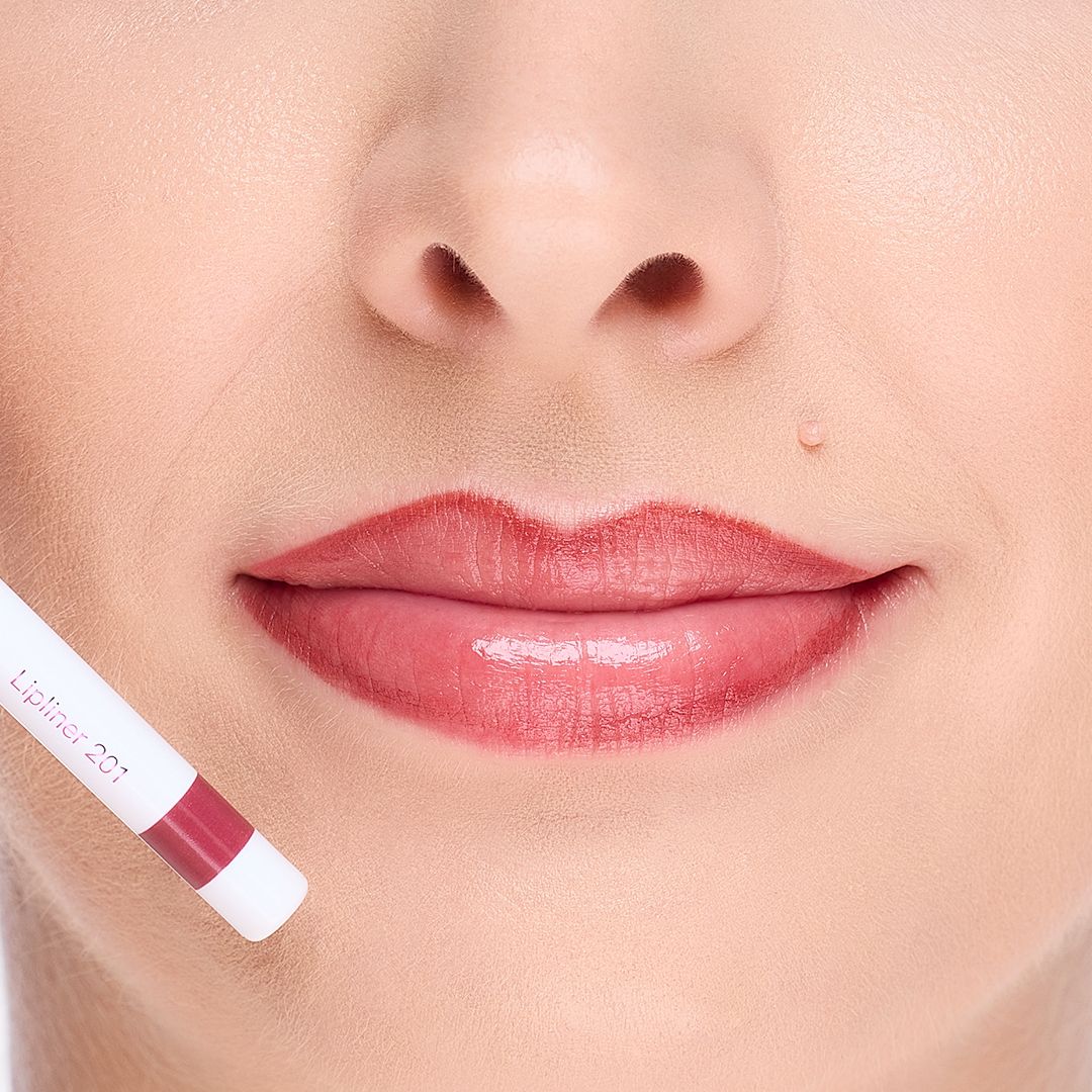Lippen werden mit Cosline Lipliner 201 in einem sanften Rotbraun umrandet.