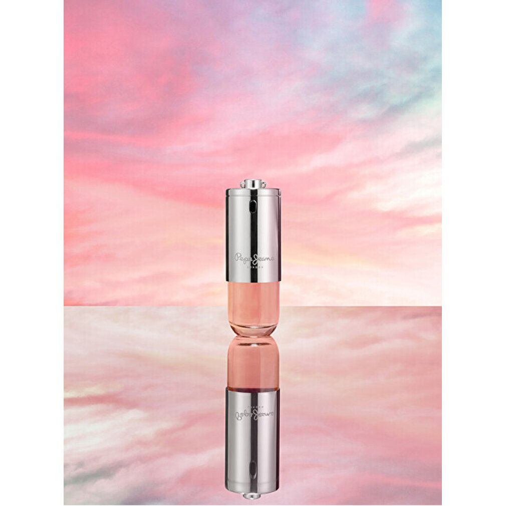 Parfümflakon mit silberner Kappe und rosa Flüssigkeit. Spiegelung des Flakons. Hintergrund mit rosa und blauen Wolken.