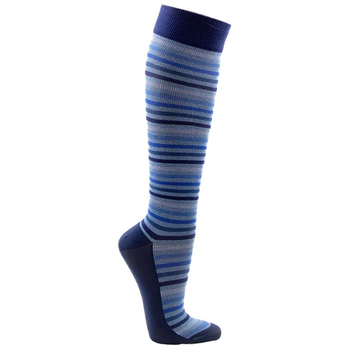 Kniestrümpfe mit horizontalen blauen Streifen. Dunkelblauer Bund und Ferse. Aus Stoff.