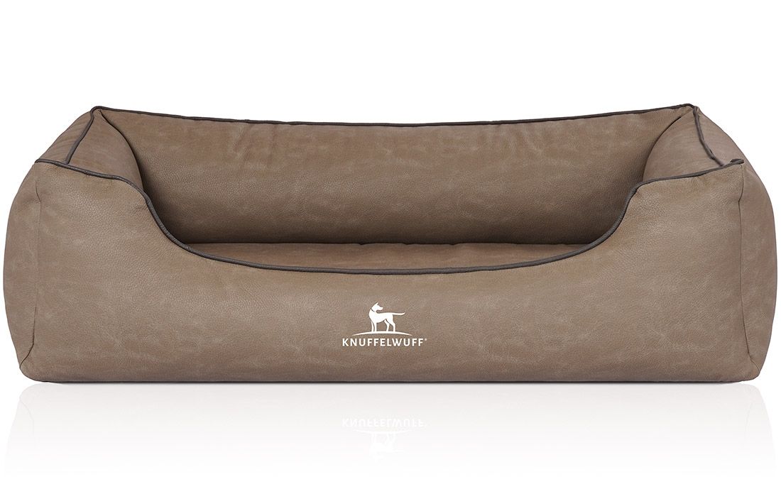 Orthopädisches Hundebett Rockland, braun. Rechteckige Form mit erhöhten Seiten. Logo Knuffelwuff. Dunkle Kontrastnaht.