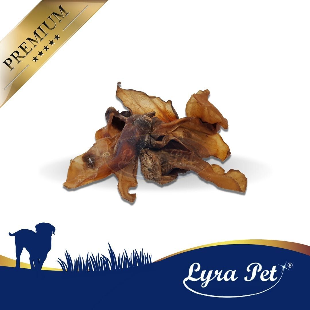 Haufen getrockneter Rinderohren. Marke Lyra Pet. Goldener Aufkleber mit "Premium".