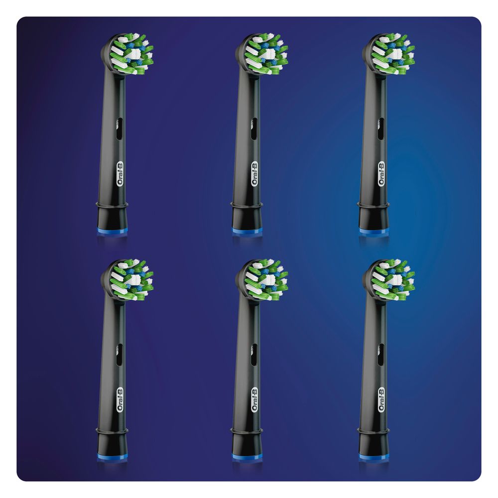 6 schwarze Oral-B CrossAction CleanMaximizer Aufsteckbürsten. Blaue Basis, Borsten in Grün, Blau und Weiß.