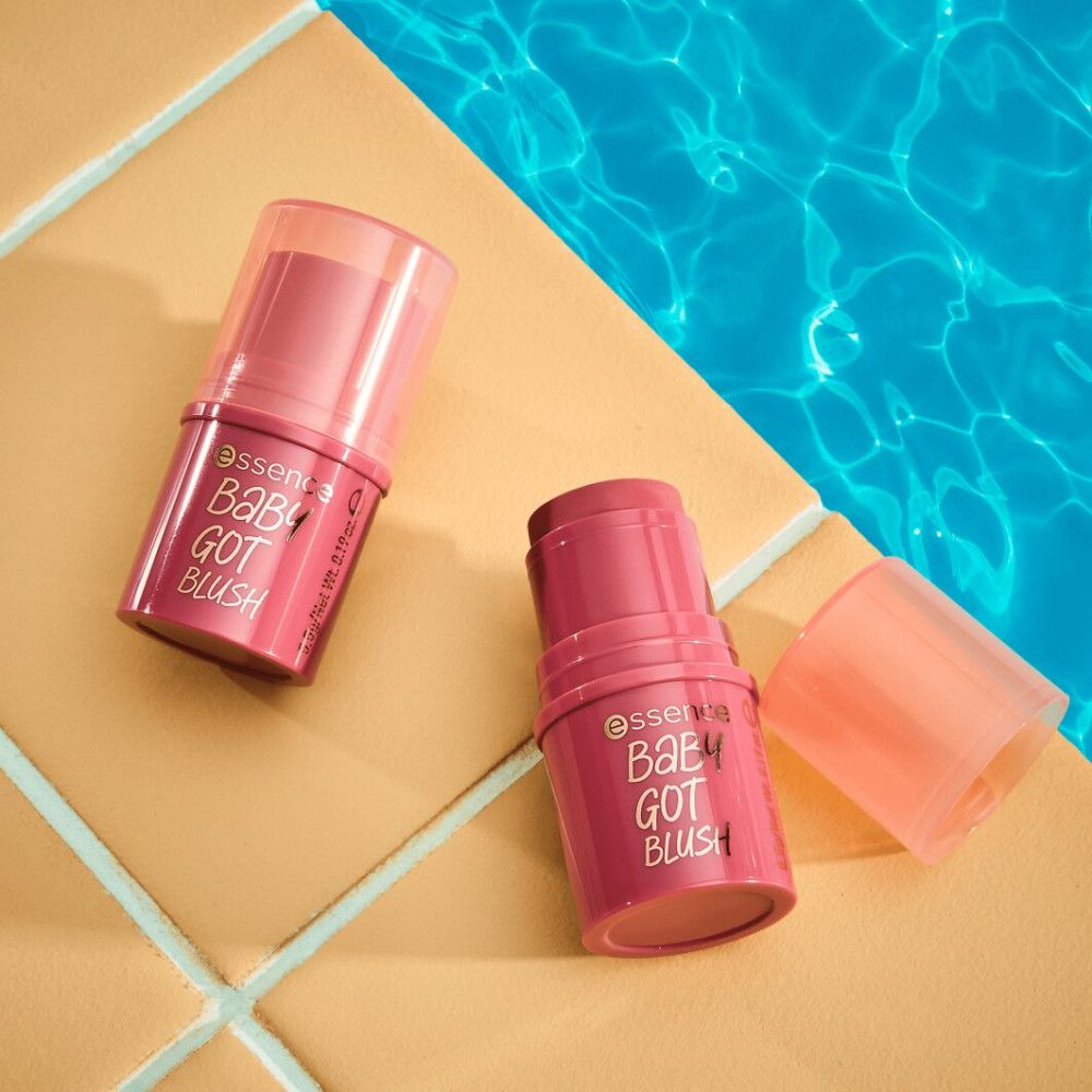 Zwei rosa Wangenstifte mit Deckel. Aufschrift: essence BABY GOT BLUSH.