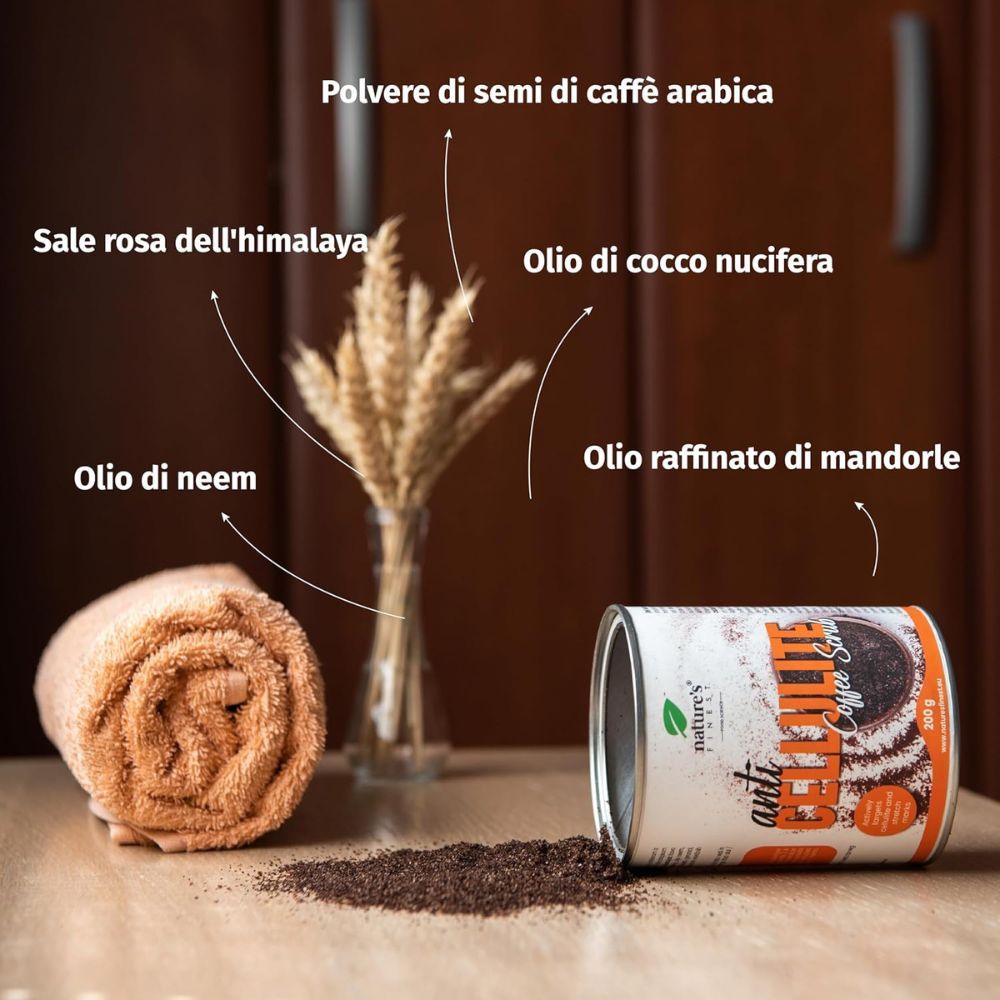 Zutaten des Anti-Cellulite-Kaffee-Peelings: Himalaya-Salz, Kaffeepulver, Kokosöl, Mandelöl, Neemöl. Handtuch, Weizenähren.