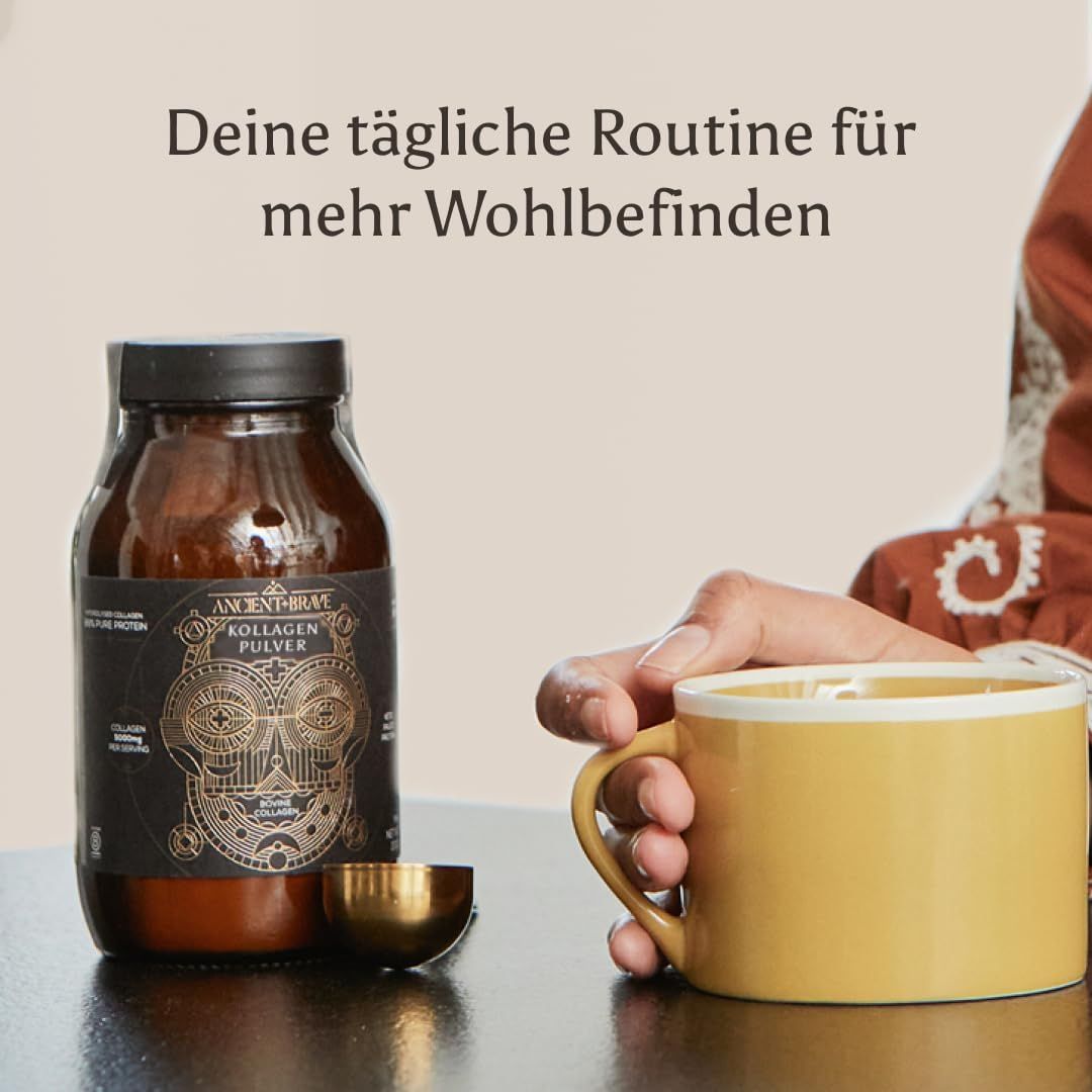 Hand greift nach einer gelben Tasse neben einer Kollagenpulverflasche.