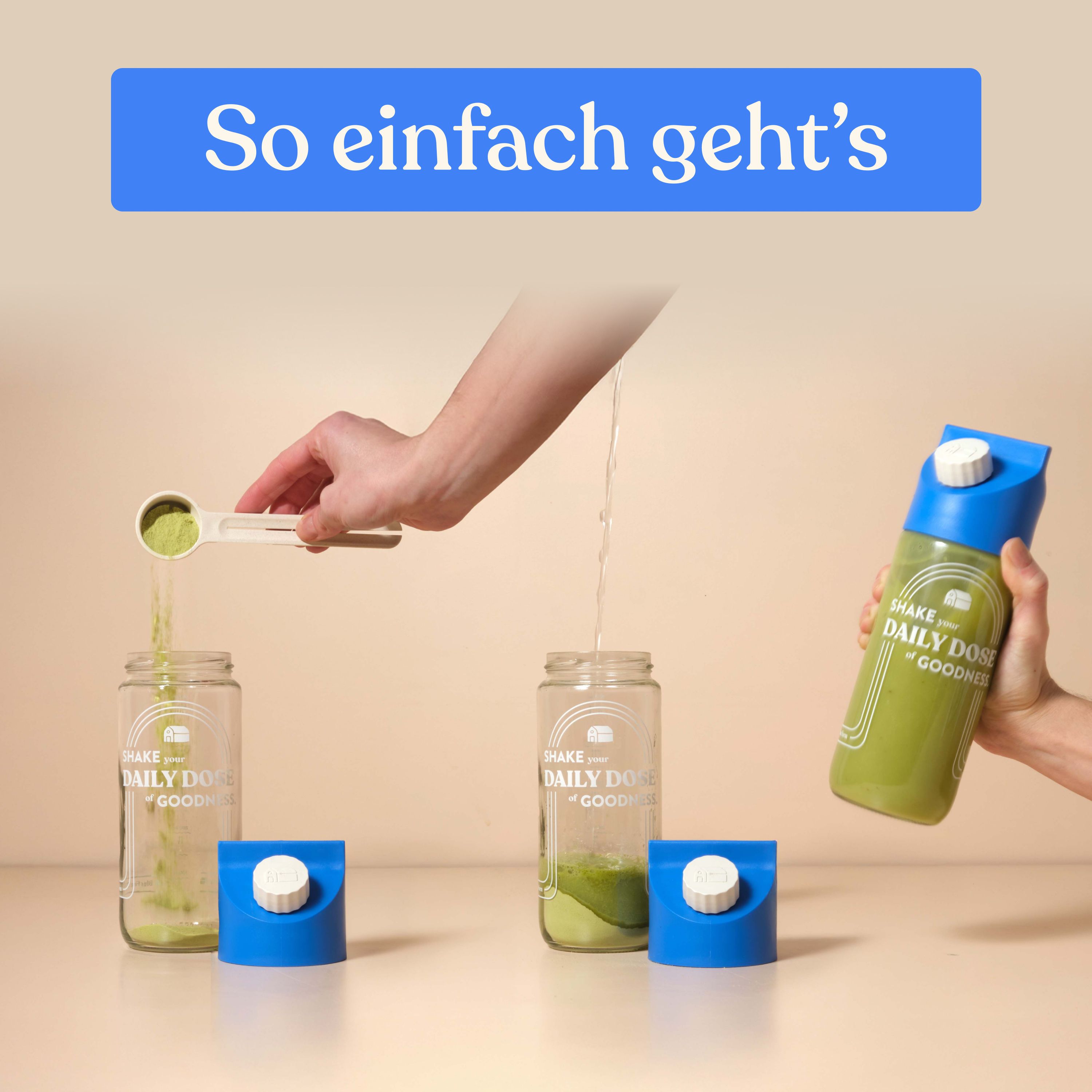Hände gießen Matcha Oat Latte in Gläser. Zubehör: Messlöffel, Deckel. Text: So einfach geht's.