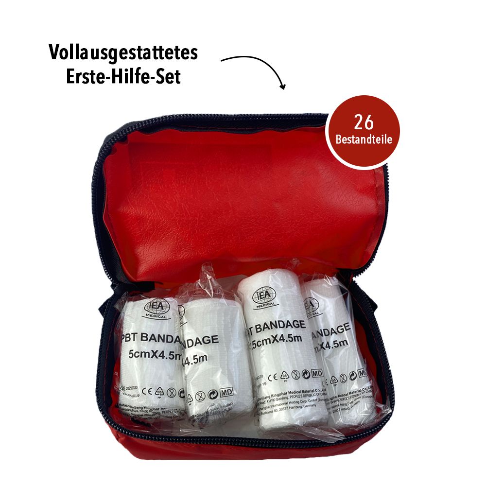 Offene rote Erste-Hilfe-Tasche mit Verbandsmaterial. Enthält 26 Teile. Bandagen mit Aufdruck.