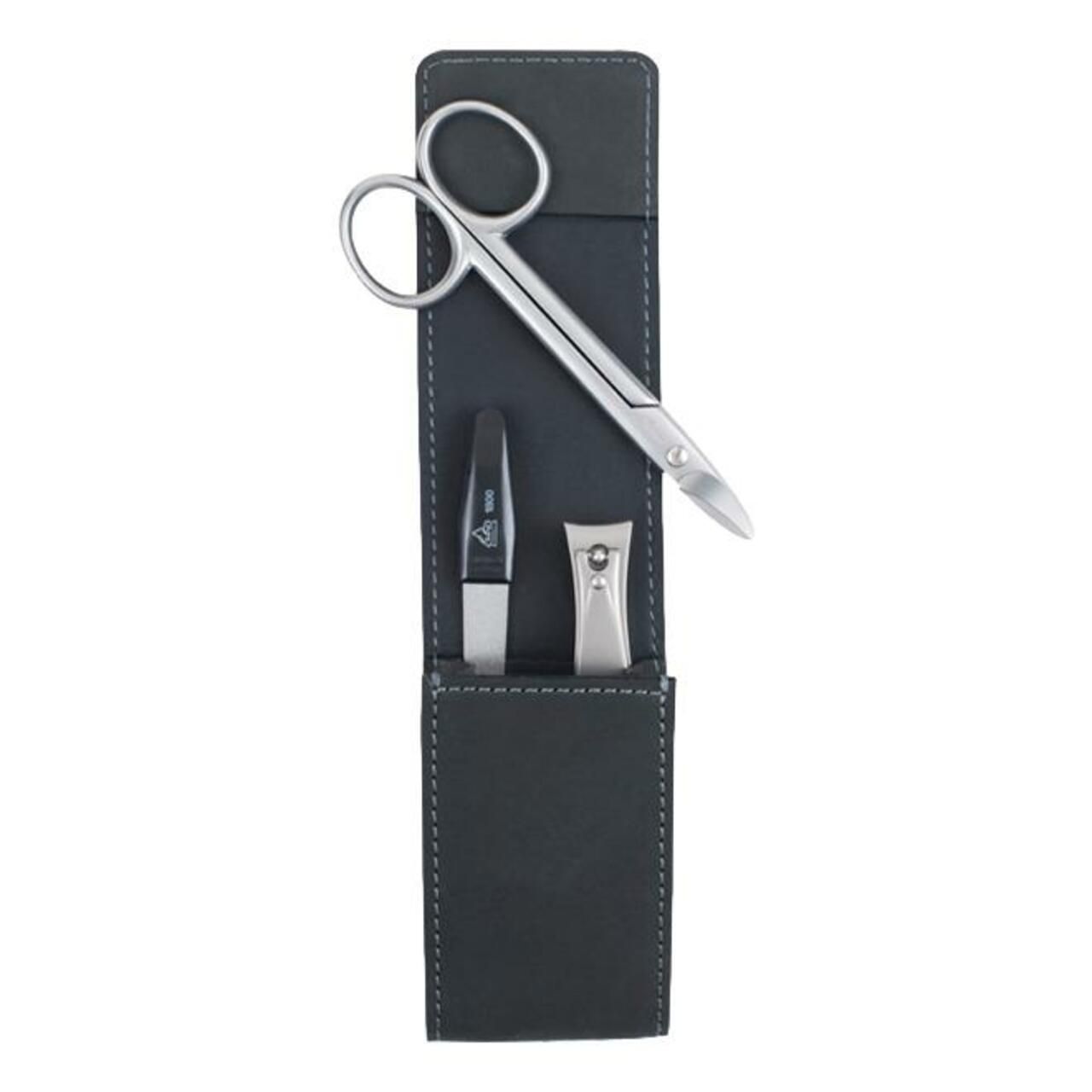 Schwarzes Taschenetui mit Nagelschere, Nagelfeile und Nagelknipser. Alle Werkzeuge sind aus Metall. Das Etui ist aus Leder mit weißen Nähten.