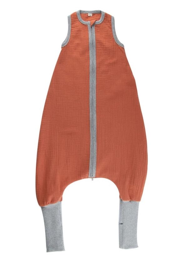 Schlafsack aus orangefarbenem Musselin-Stoff mit grauem Reißverschluss und Bündchen. Ärmellos, mit Beinen.
