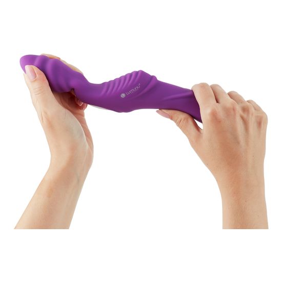 Lila Vibrator, wird von Händen gehalten. Das Produkt hat eine geschwungene Form und ein Logo.