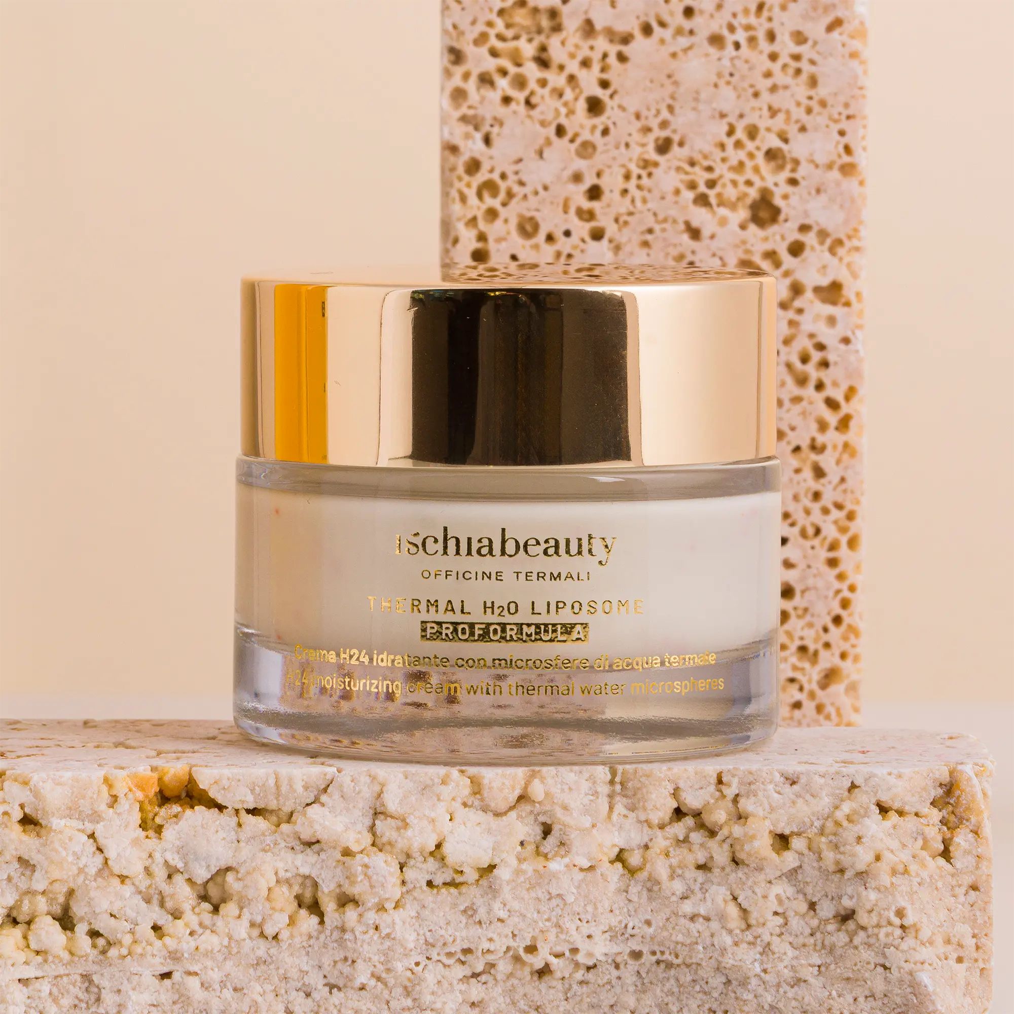 Cremebehälter mit goldenem Deckel. Aufschrift: ischiabeauty. Aufschrift: Thermal H2O Liposome Proformula.