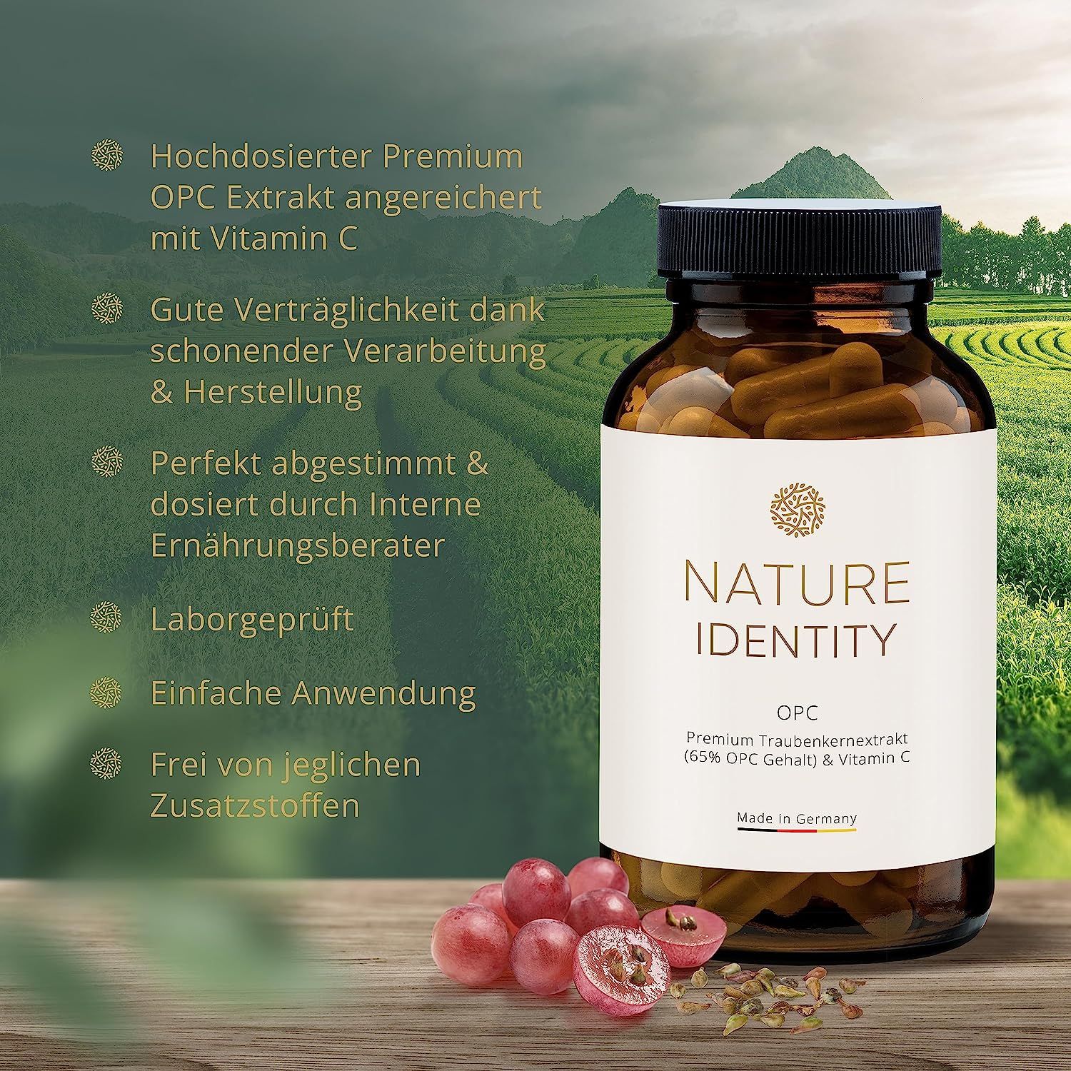 Braune Glasflasche mit Kapseln, daneben Trauben. Etikett mit Logo und Text NATURE IDENTITY OPC. Hintergrund: Landschaft.