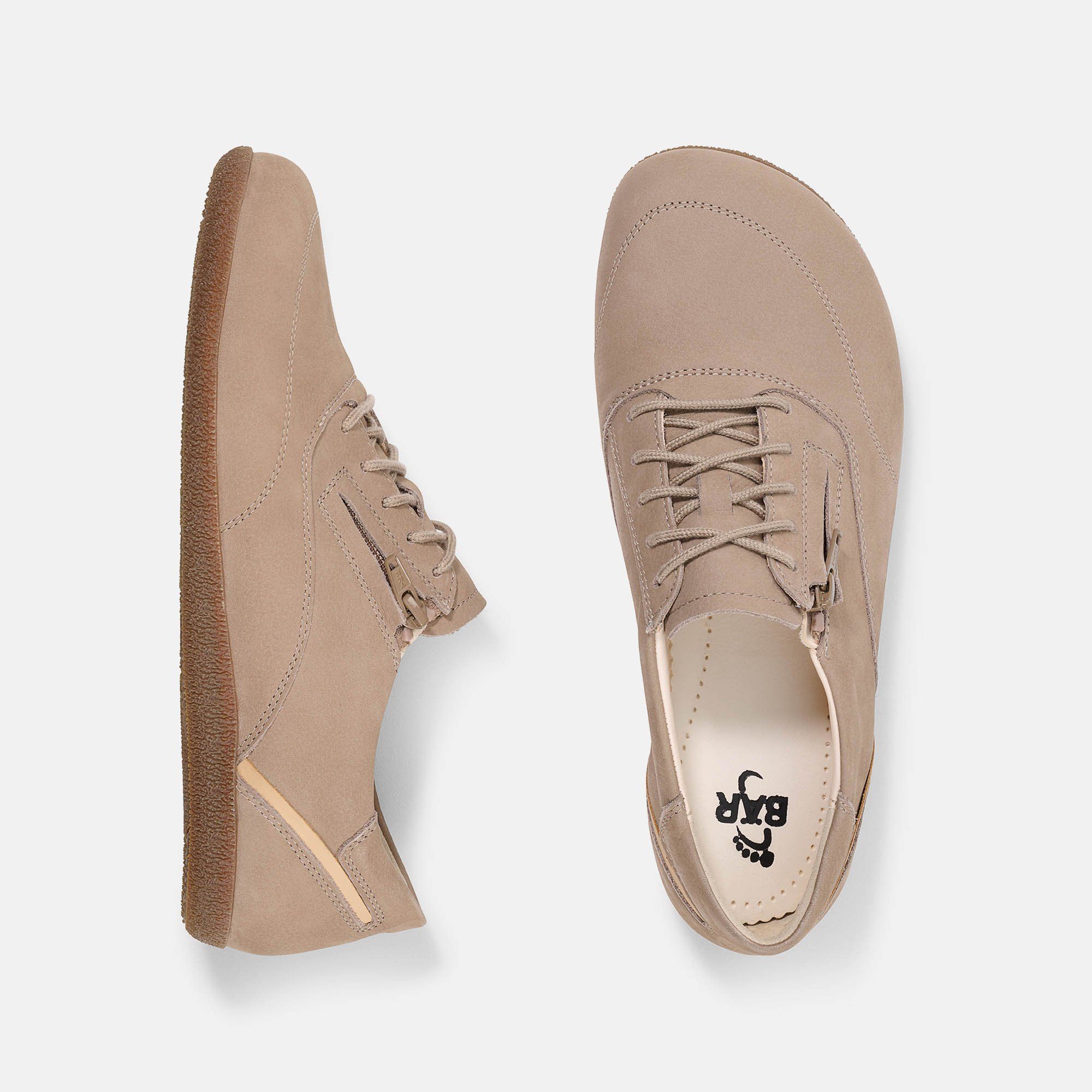 Zwei beige Schnürschuhe. Reißverschluss und goldfarbener Akzent. Marke BÄR im Schuh. Hellbraune Sohle.