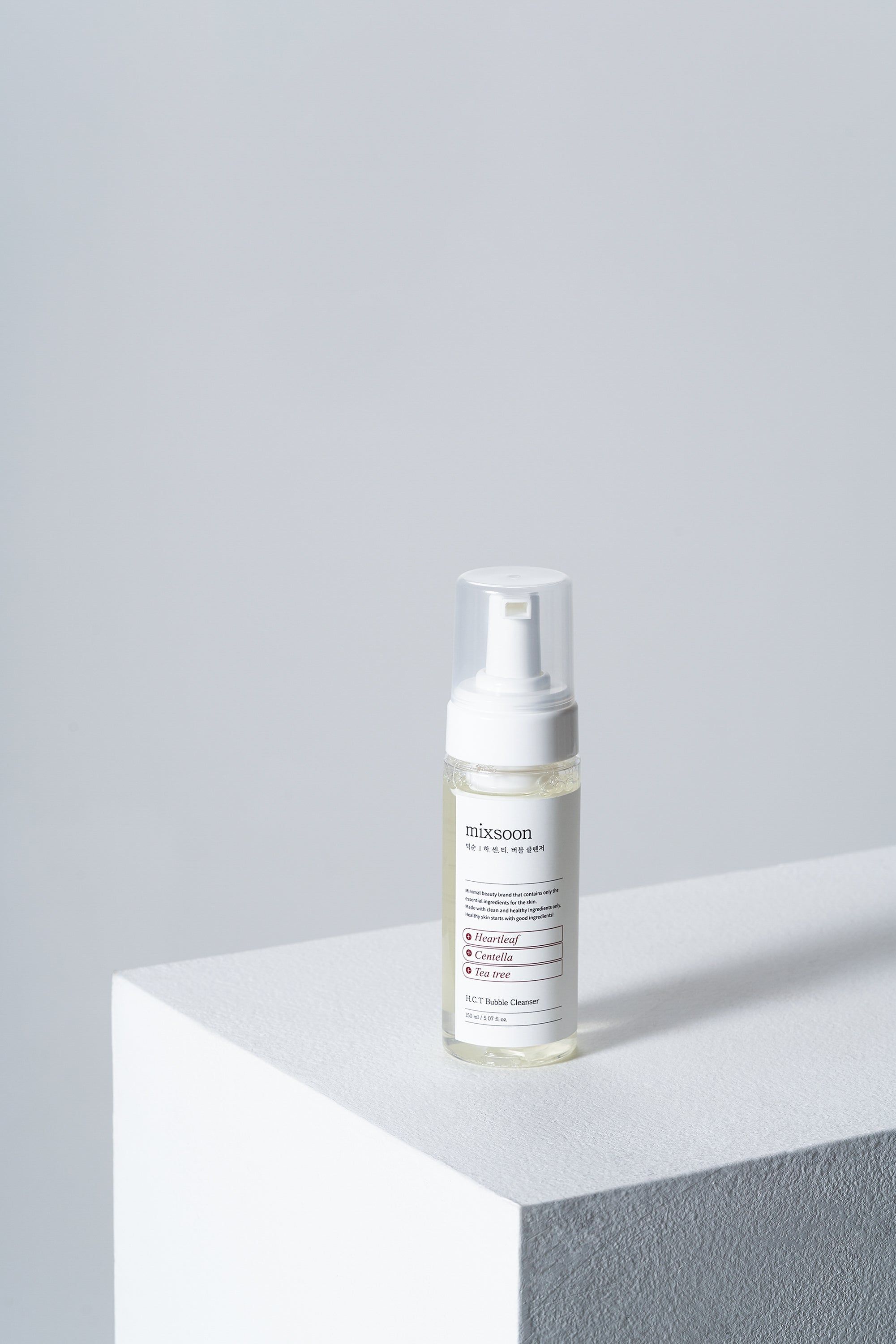 H.C.T Bubble Cleanser von mixsoon auf Podest. Weiße Flasche mit Pumpe. Etikett mit Produktnamen und Inhaltsstoffen.