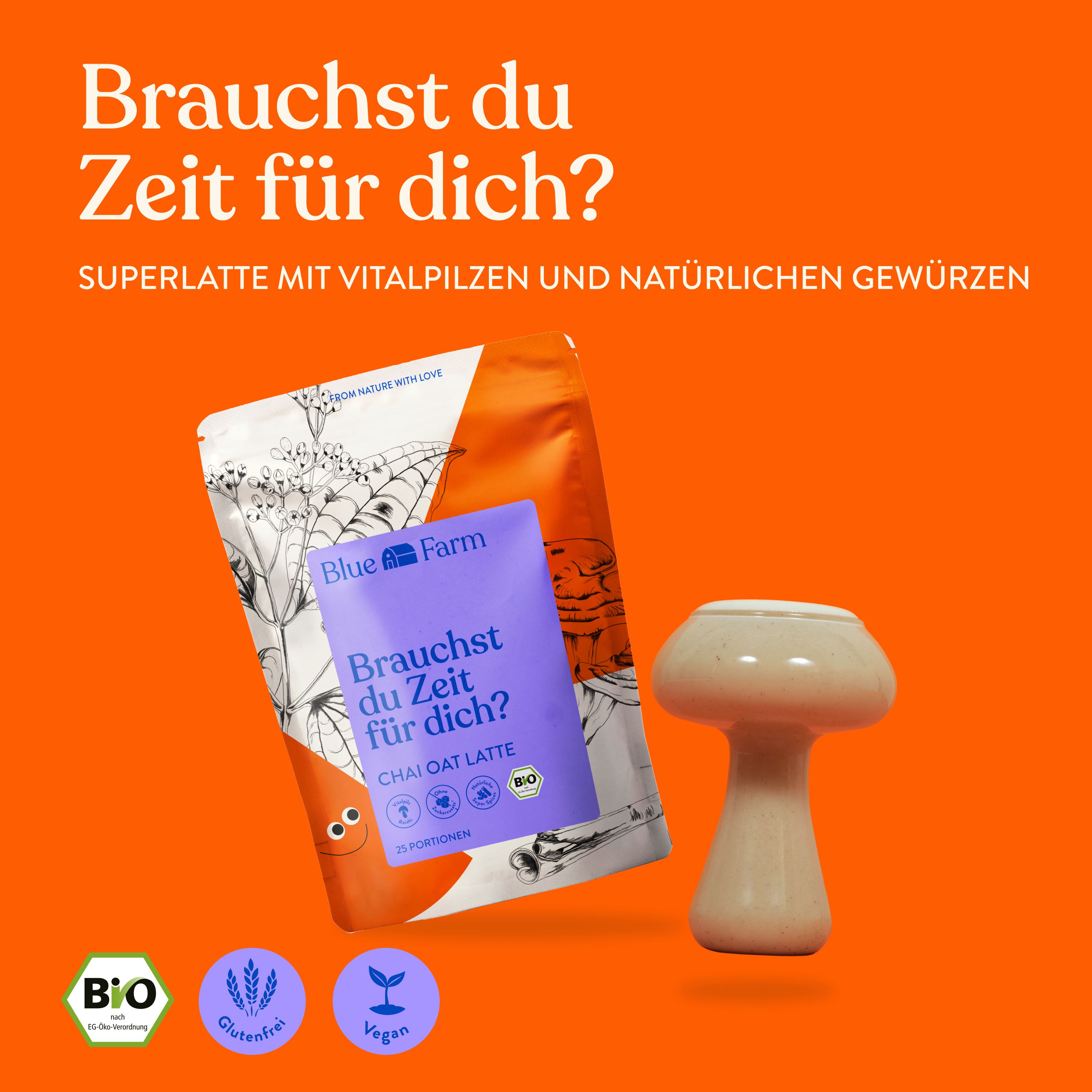 Produktabbildung mit Blue Farm Chai Oat Latte-Beutel und Pilz-Dekoration. Bio-, glutenfrei- und vegan-Siegel.
