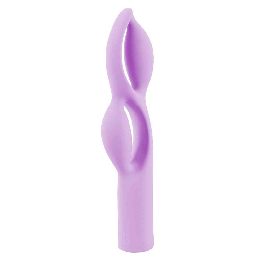 Lila Vibrator mit geschwungener Form und Öffnungen. Glatte Oberfläche, längliche Form.