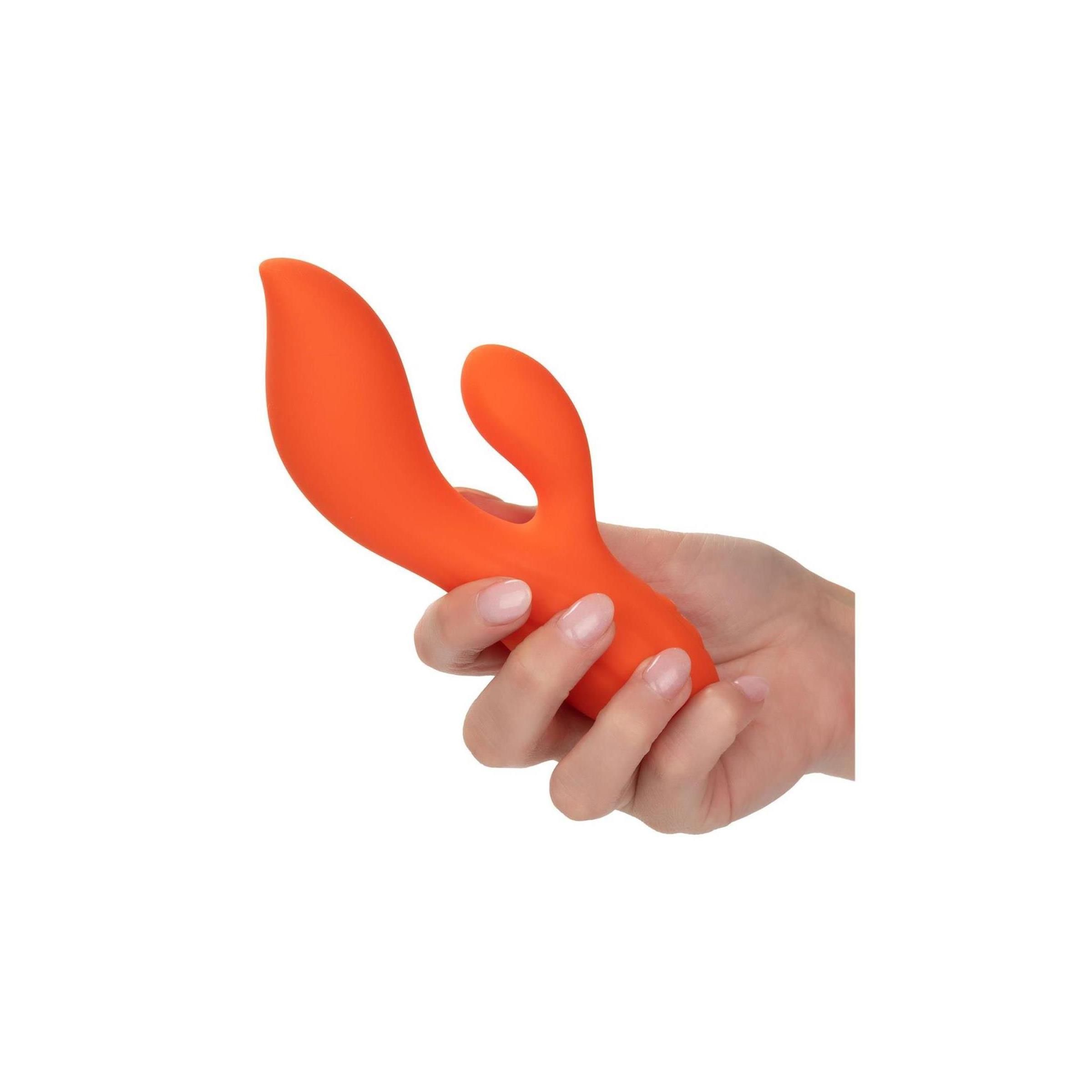 Orangefarbenes Wellness-Produkt in Hand gehalten.