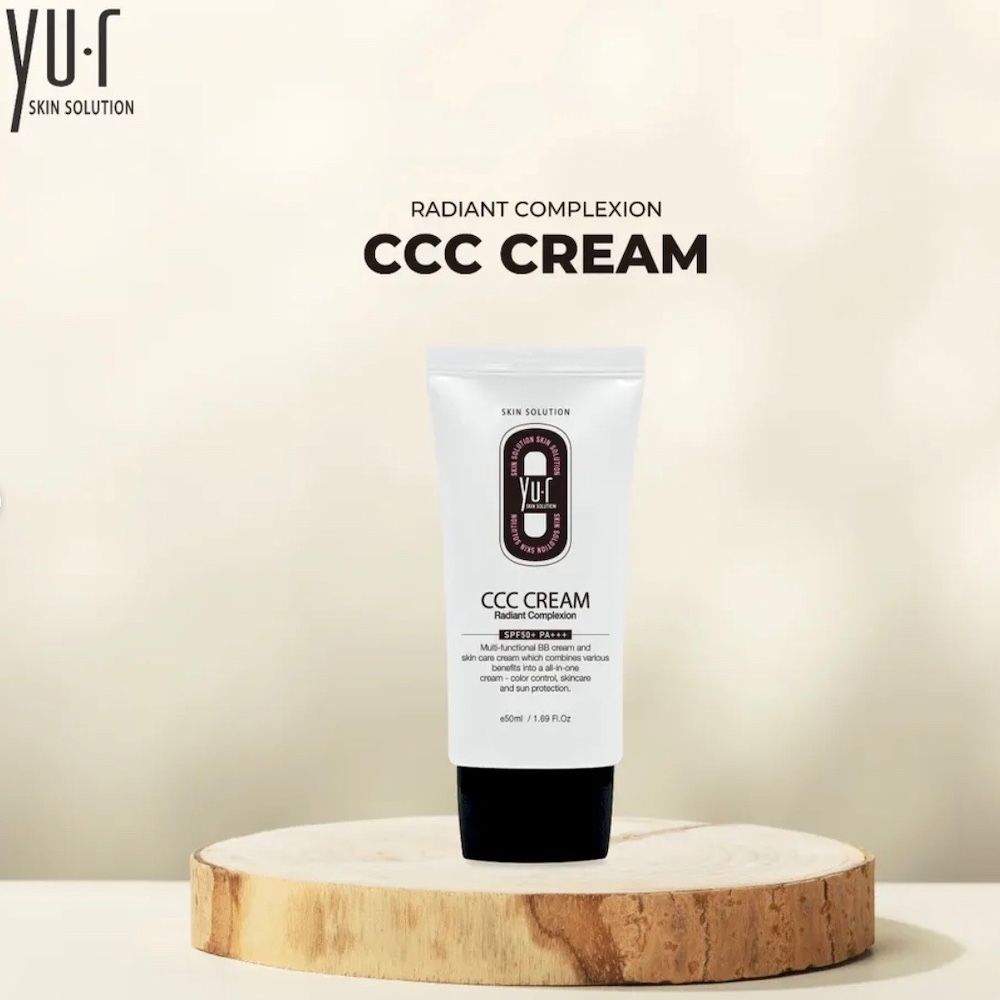 Yu.r CCC Cream Tube auf Holzsockel. Schwarze Schrift. 50ml/1.69 FL.OZ.
