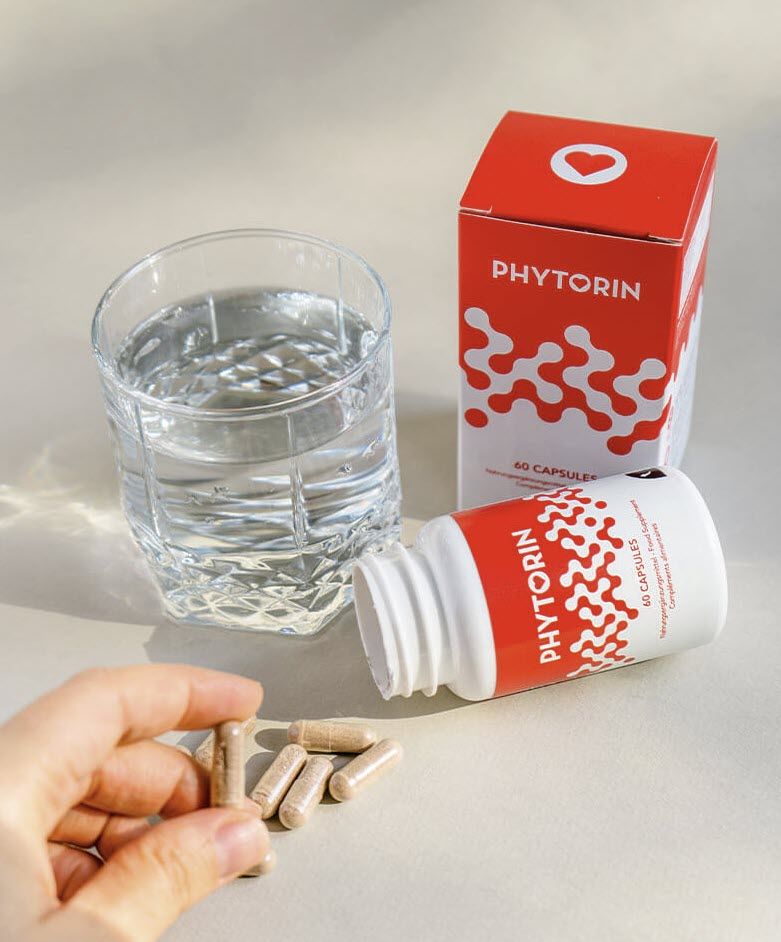 Weiße Flasche und Schachtel mit rotem Etikett. Aufschrift: PHYTORIN, 60 Kapseln. Glas Wasser und Kapseln.