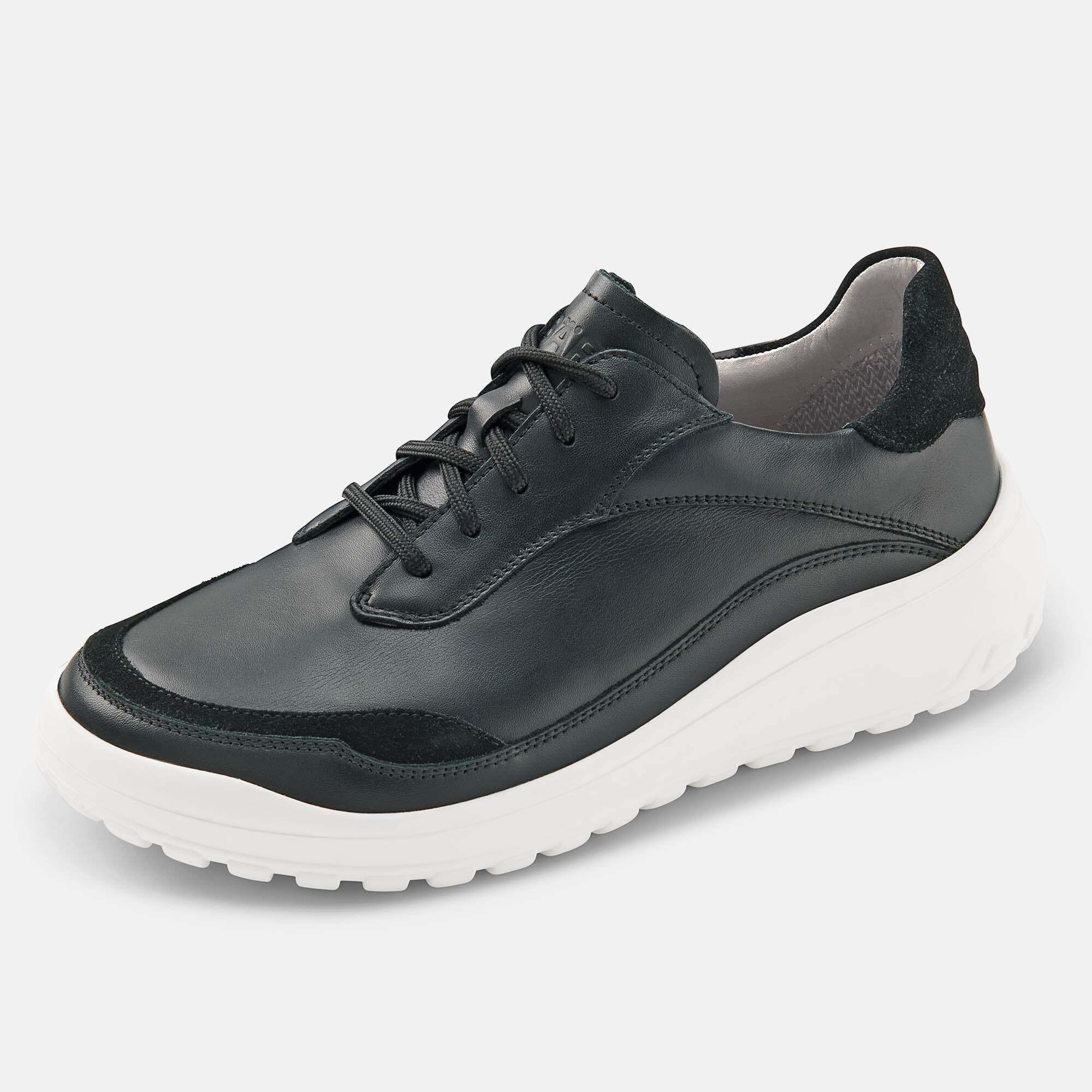 Schwarzer Damen-Schnürschuh aus Leder, schräg von vorne, mit weißer Sohle und Wildleder-Akzenten.