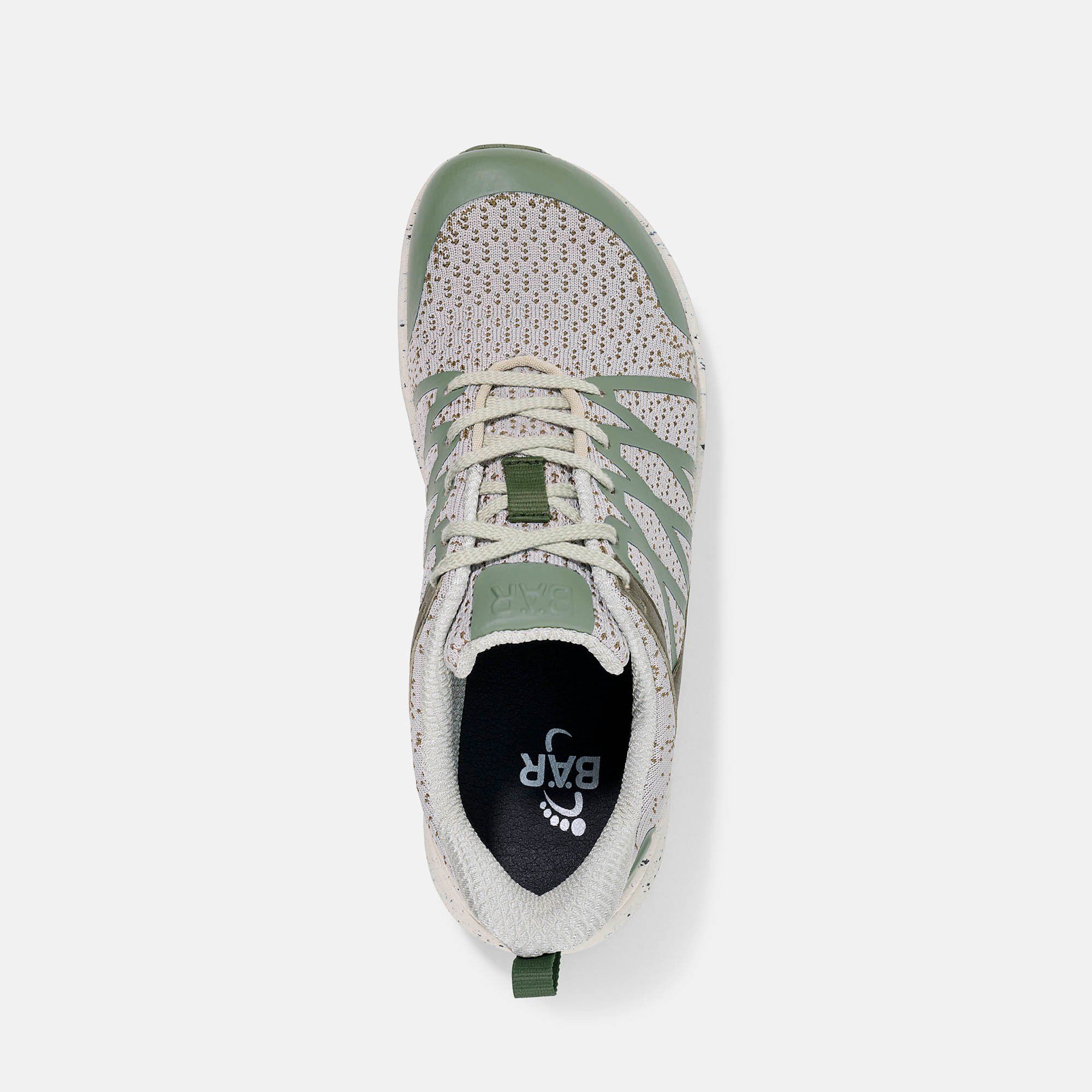 Draufsicht auf einen grünen und beigen Schuh. Mesh-Obermaterial, grüne Akzente, weiße Sohle. BÄR-Logo auf der Innensohle.
