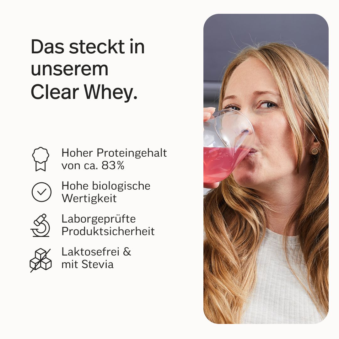Frau trinkt ein rosafarbenes Getränk. Merkmale: Hoher Proteingehalt (83%), hohe biologische Wertigkeit, laborgeprüft, laktosefrei & mit Stevia.