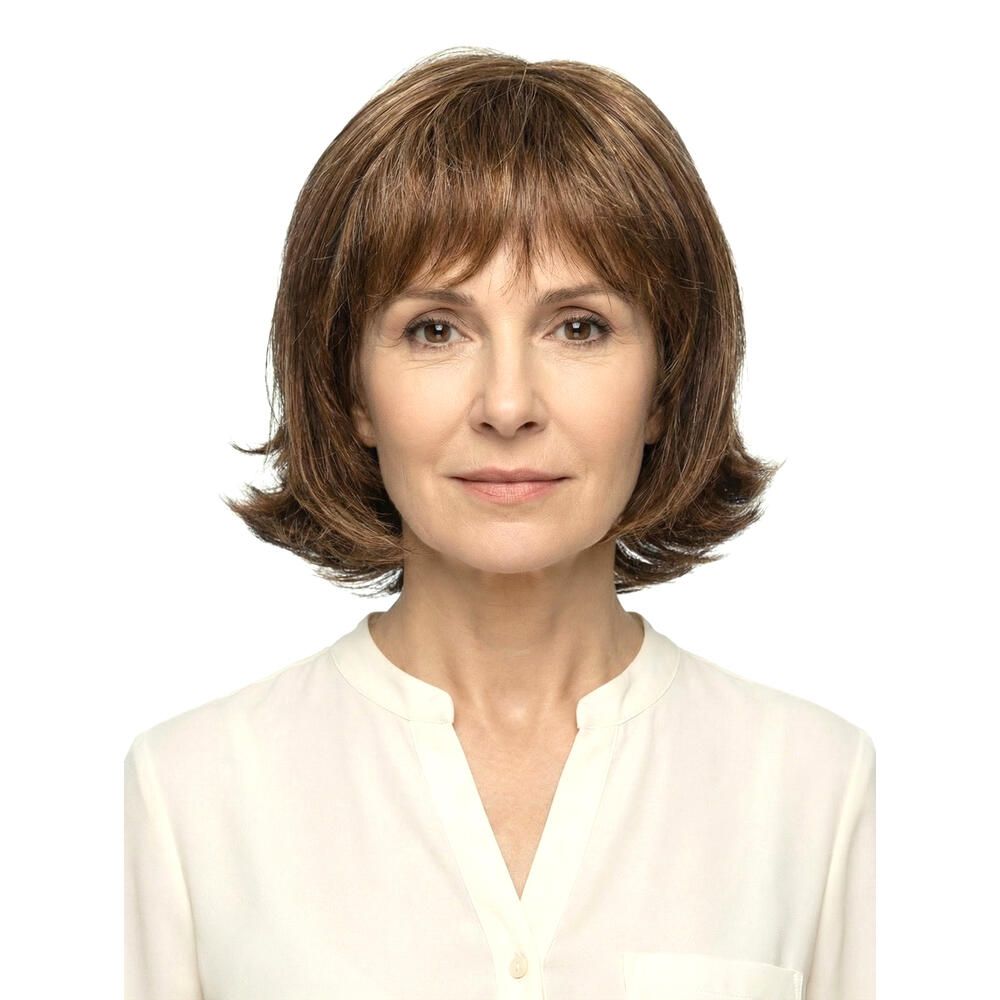 Perücke MAILAND von DELUXE. Braun-meliertes Haar mit Pony. Frau mit Perücke, Frontansicht.